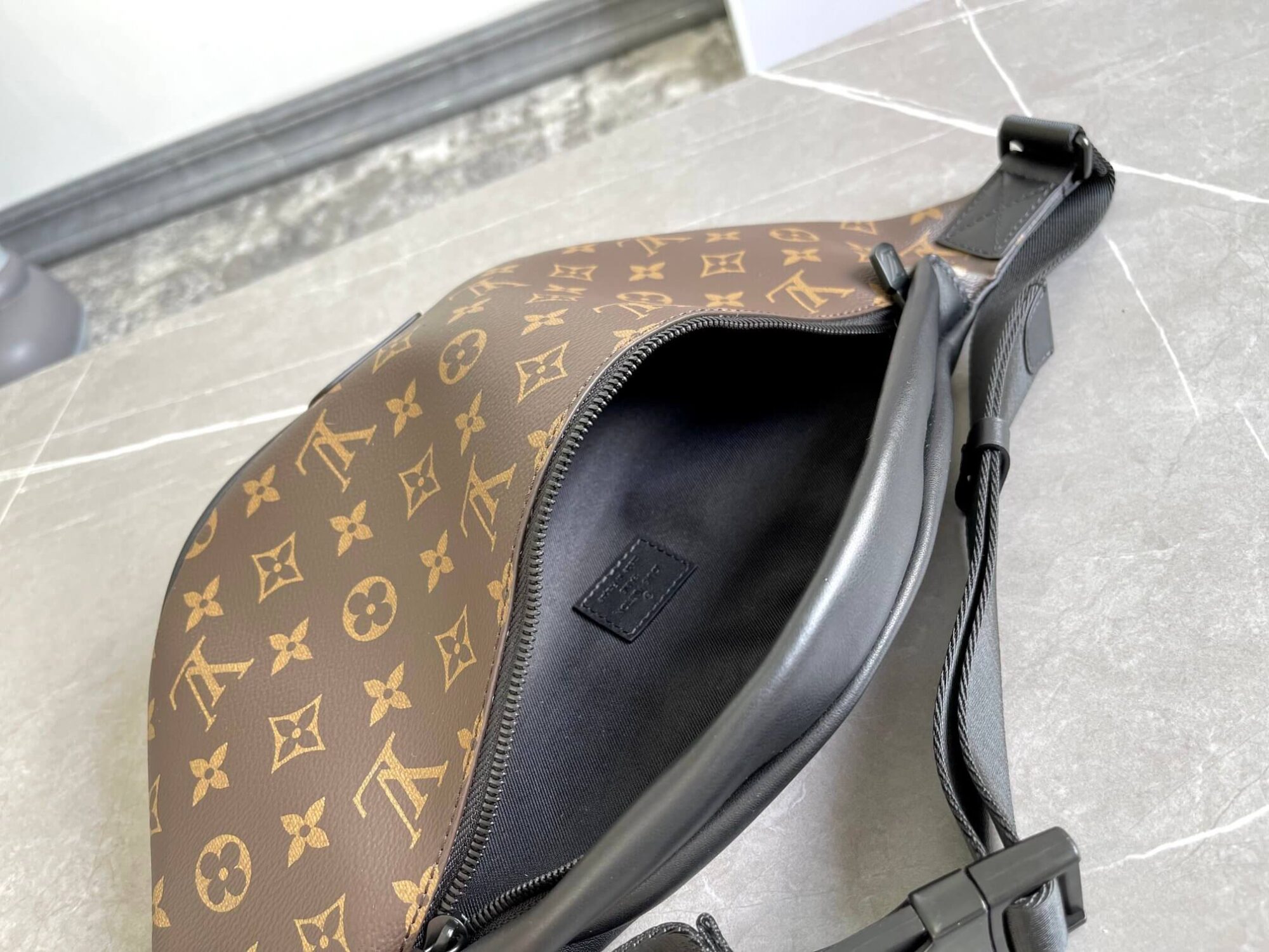 Louis Vuitton DISCOVERY waist Bag Bumbag Monogram M44336 Brown - Image 3