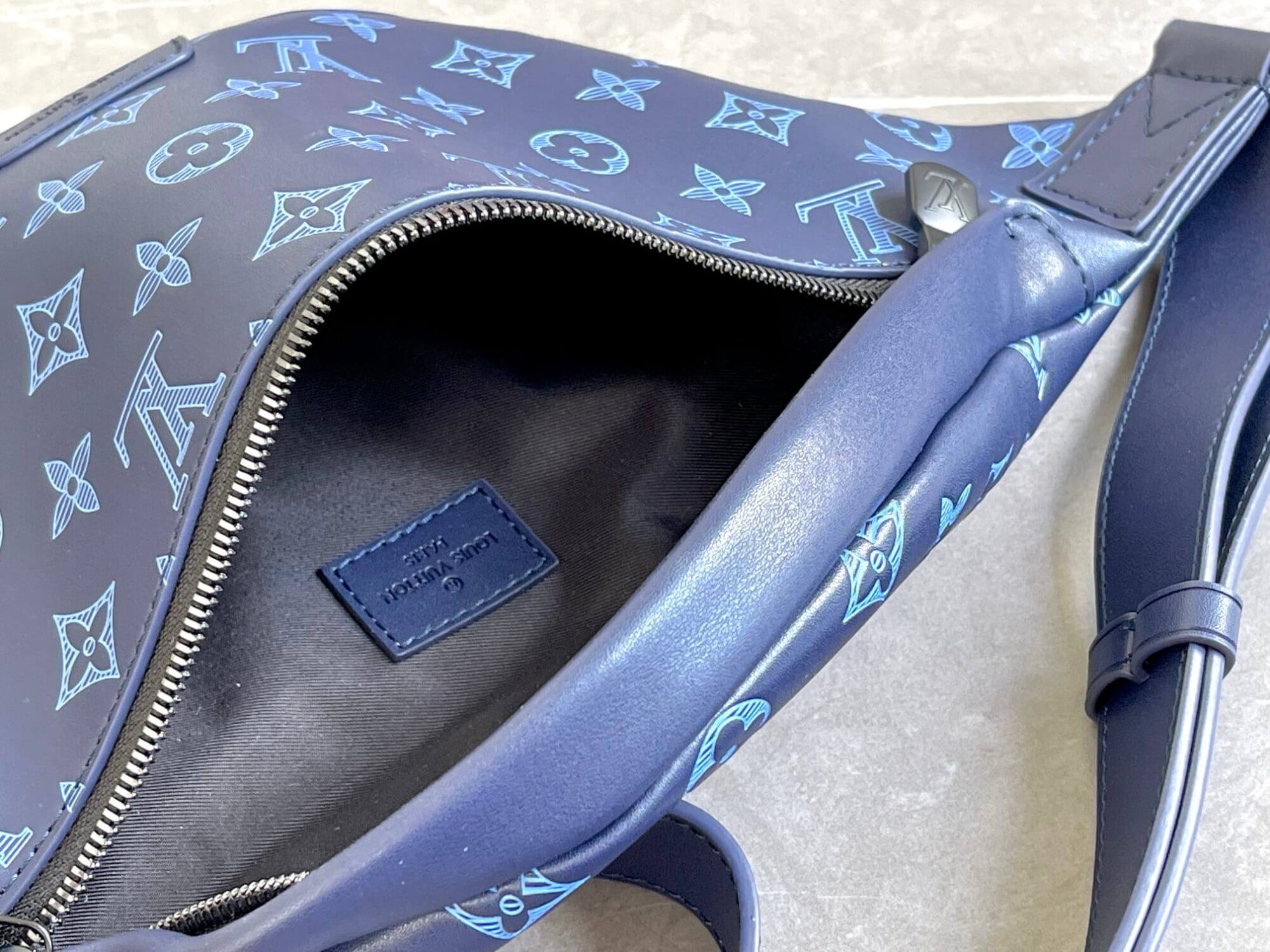 Louis Vuitton Discovery PM BumBag Waist Bag M45729 Navy Blue - Image 3