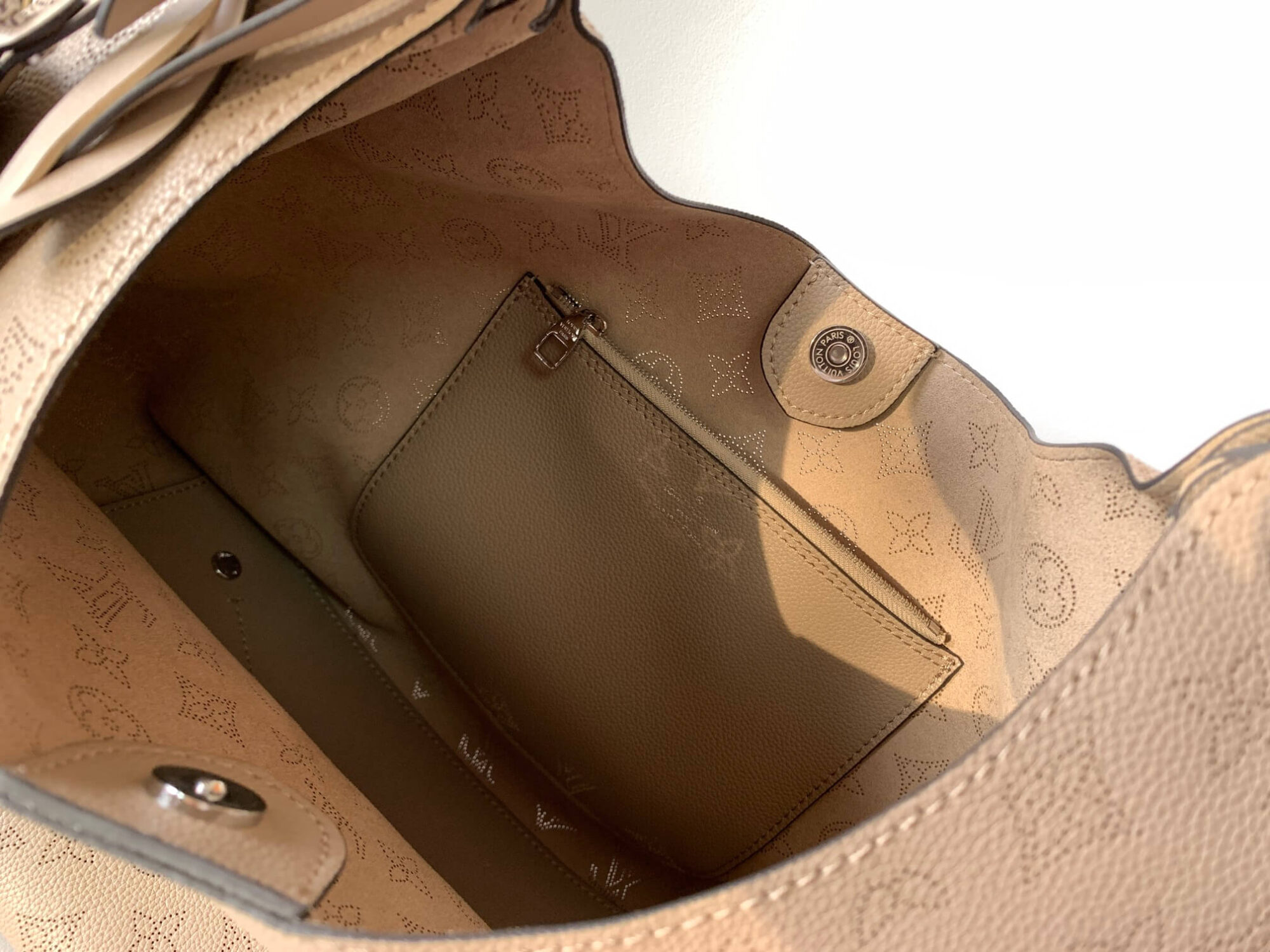 Louis Vuitton LV Monogram Mahina Carmel Hobo Shoulder Bag M56203 White Pink M52950 Black M21775 Crazy Gray Beige M14310 Navy Blue M53188 Cream Beige - Image 31
