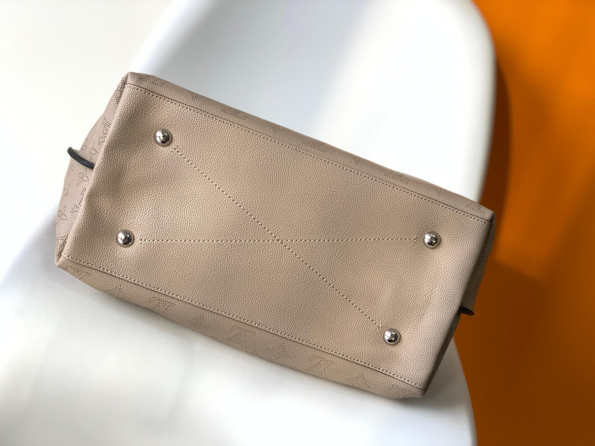 Louis Vuitton LV Monogram Mahina Carmel Hobo Shoulder Bag M56203 White Pink M52950 Black M21775 Crazy Gray Beige M14310 Navy Blue M53188 Cream Beige - Image 37