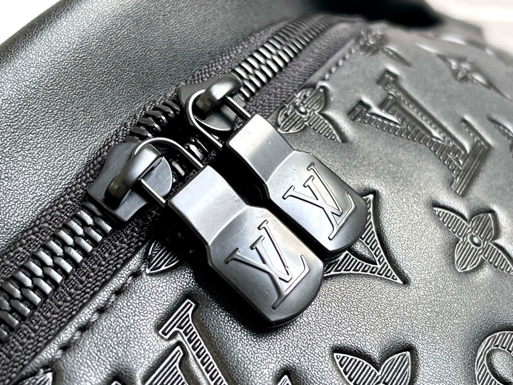 Louis Vuitton Monogram Shadow Calf Leather Discovery BumBag M44388 Black - Image 5