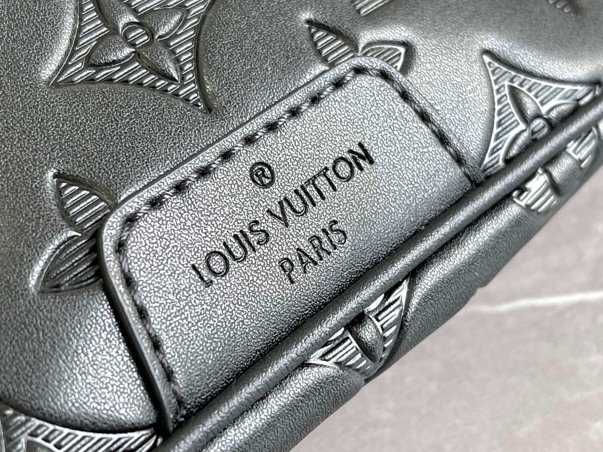 Louis Vuitton Monogram Shadow Calf Leather Discovery BumBag M44388 Black - Image 6