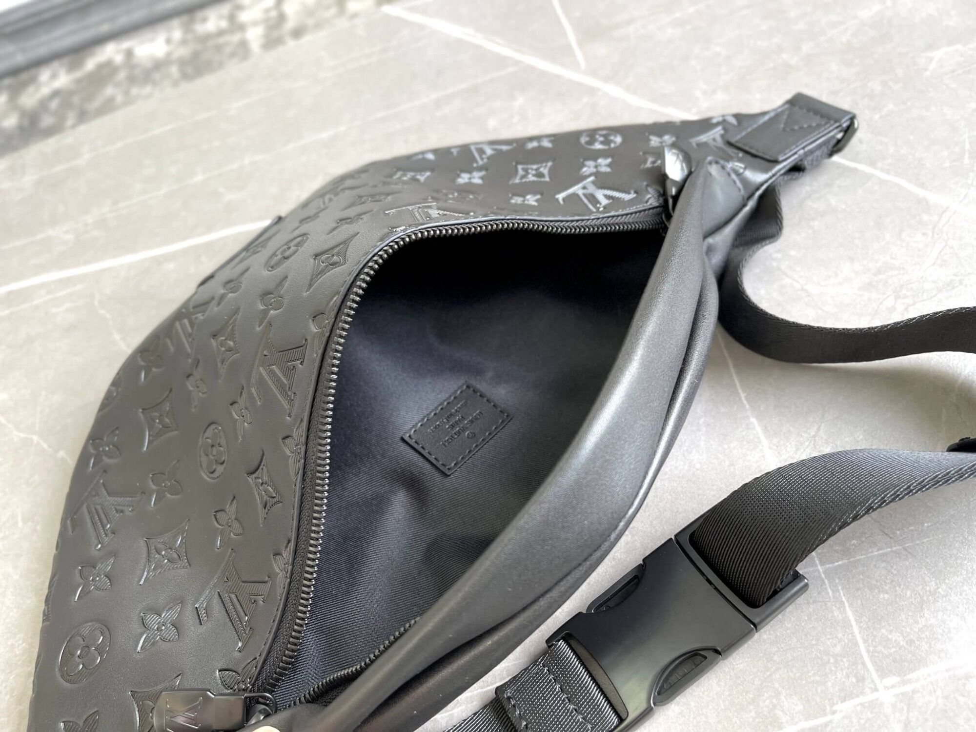 Louis Vuitton Monogram Shadow Calf Leather Discovery BumBag M44388 Black - Image 3