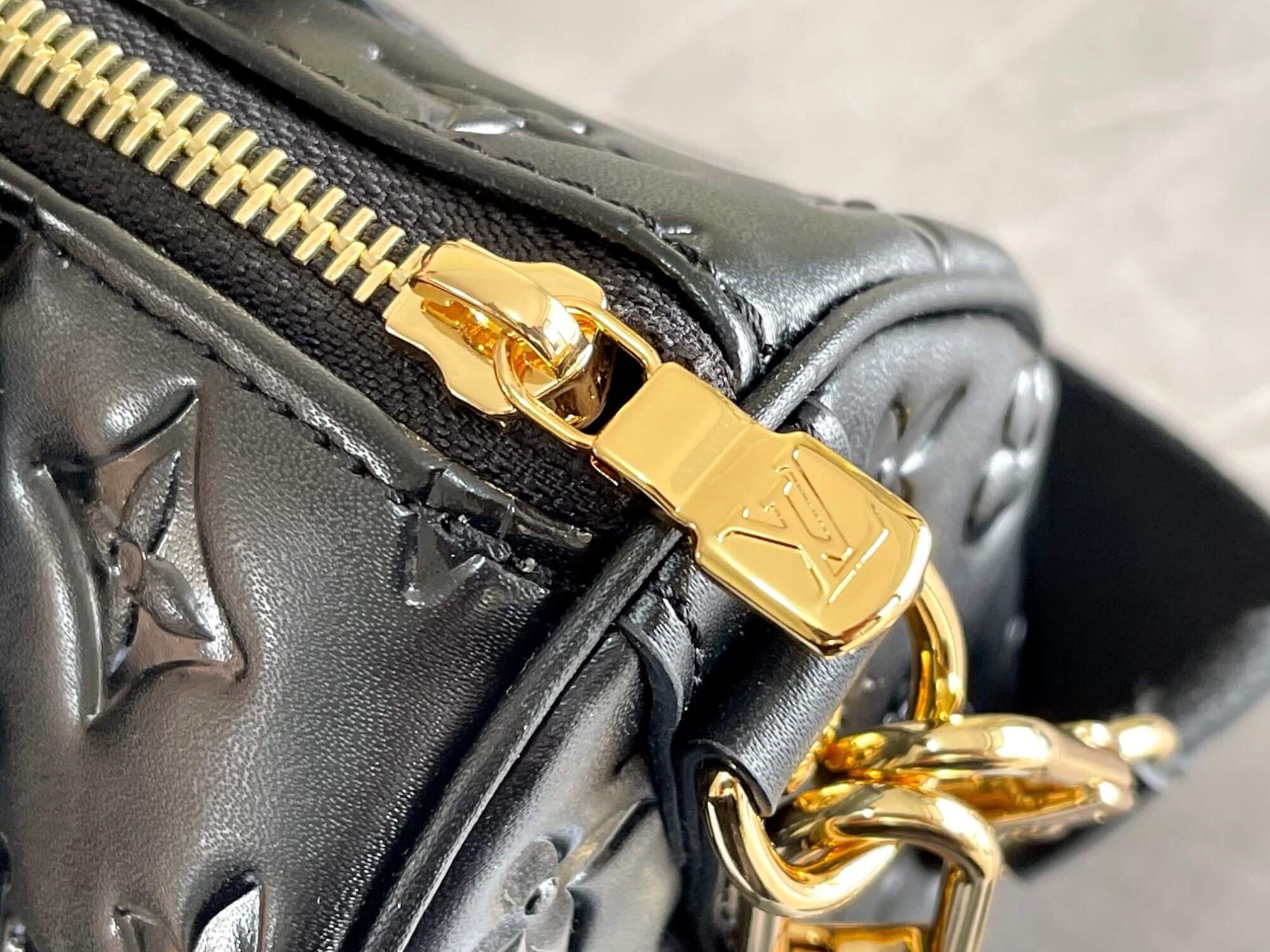 Louis Vuitton Monogram Speedy Bandoulière 22 Handbag M58631 Black - Image 6