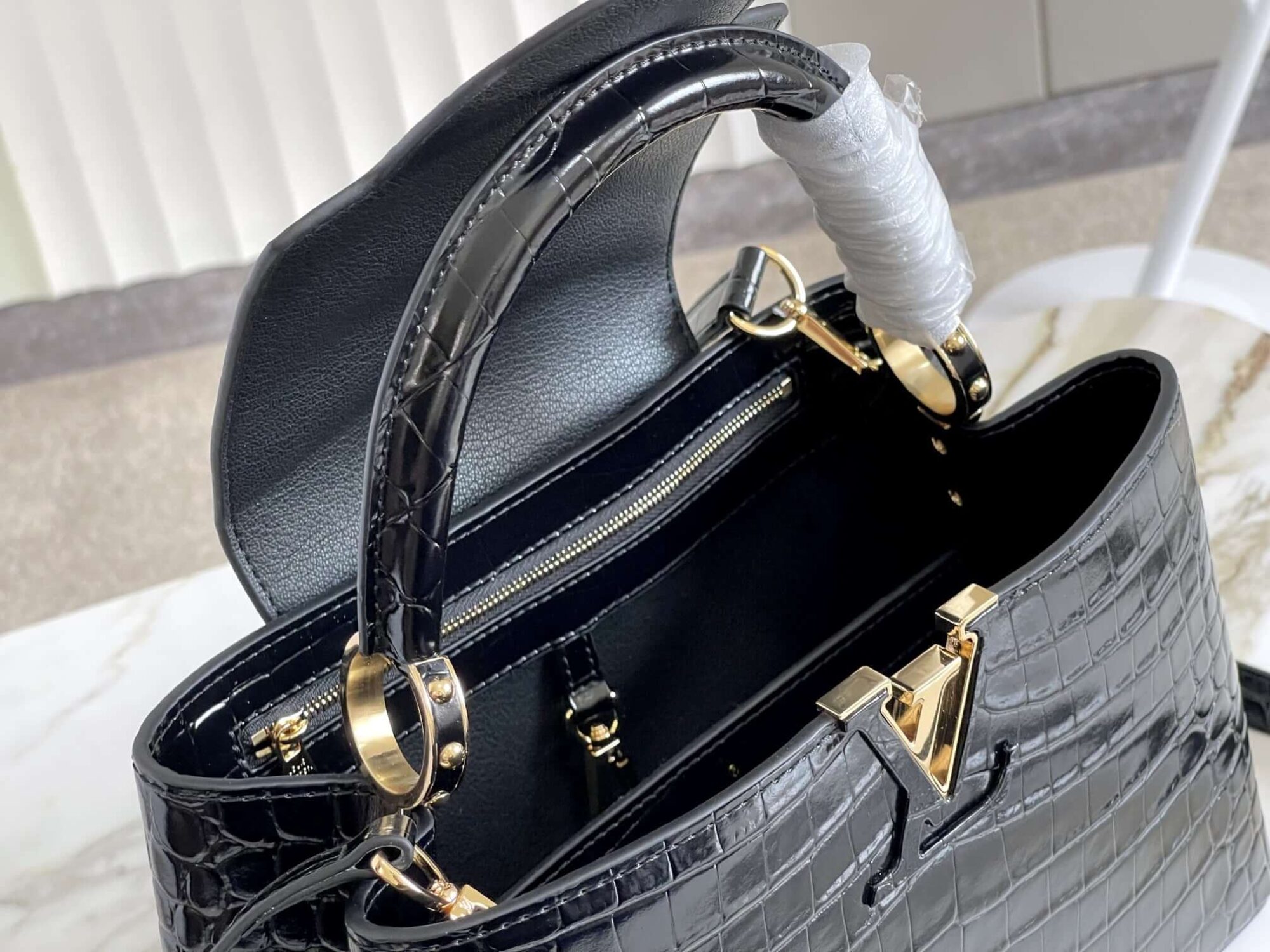 Louis Vuitton LV Crocodile pattern CAPUCINES Large Handbag N93419/M48865 Medium Handbag N93163/M48865 Small Handbag N94227/M48865 Black - White - Red - Green - Yellow - Image 5