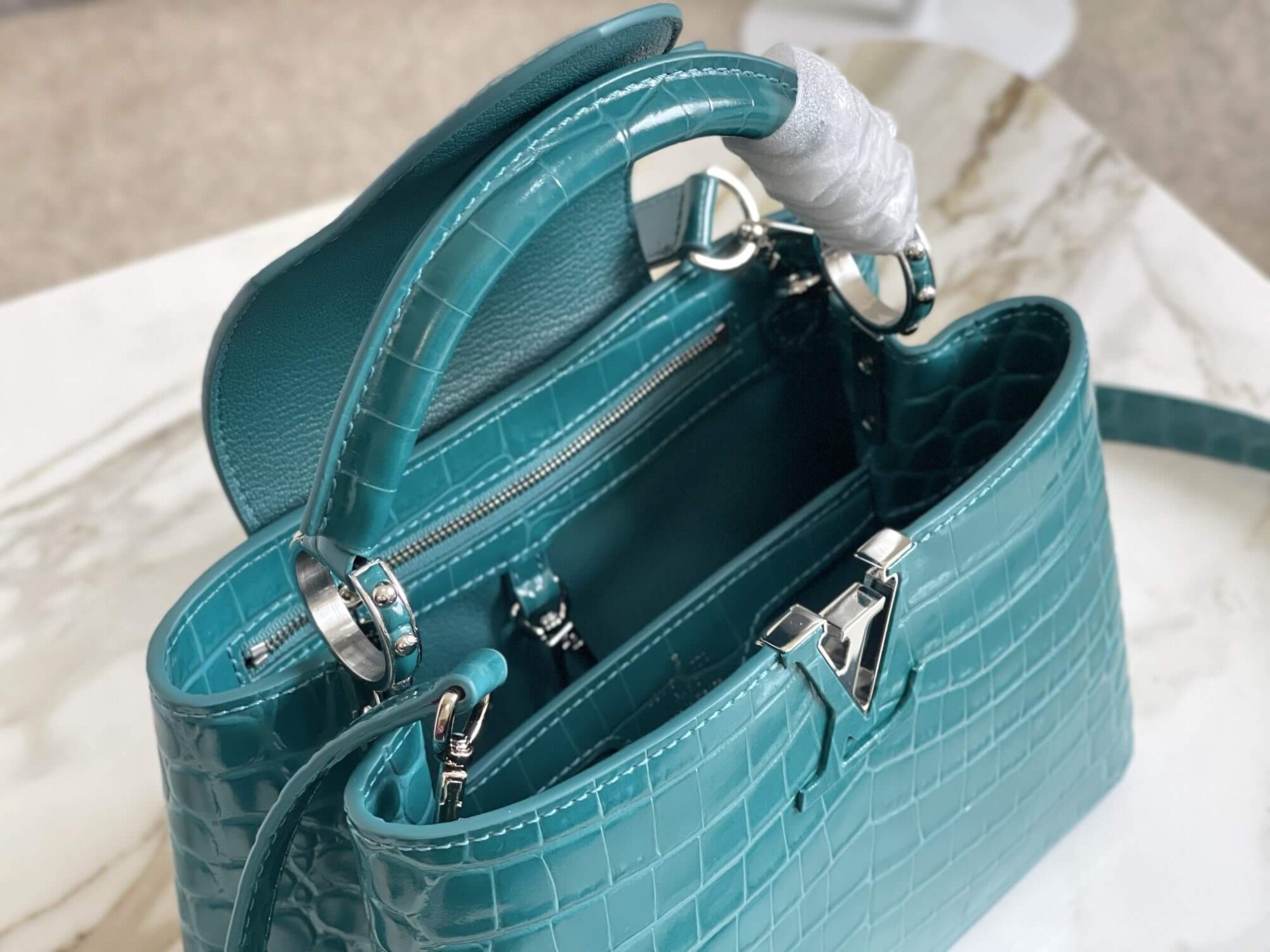 Louis Vuitton LV Crocodile pattern CAPUCINES Large Handbag N93419/M48865 Medium Handbag N93163/M48865 Small Handbag N94227/M48865 Black - White - Red - Green - Yellow - Image 95