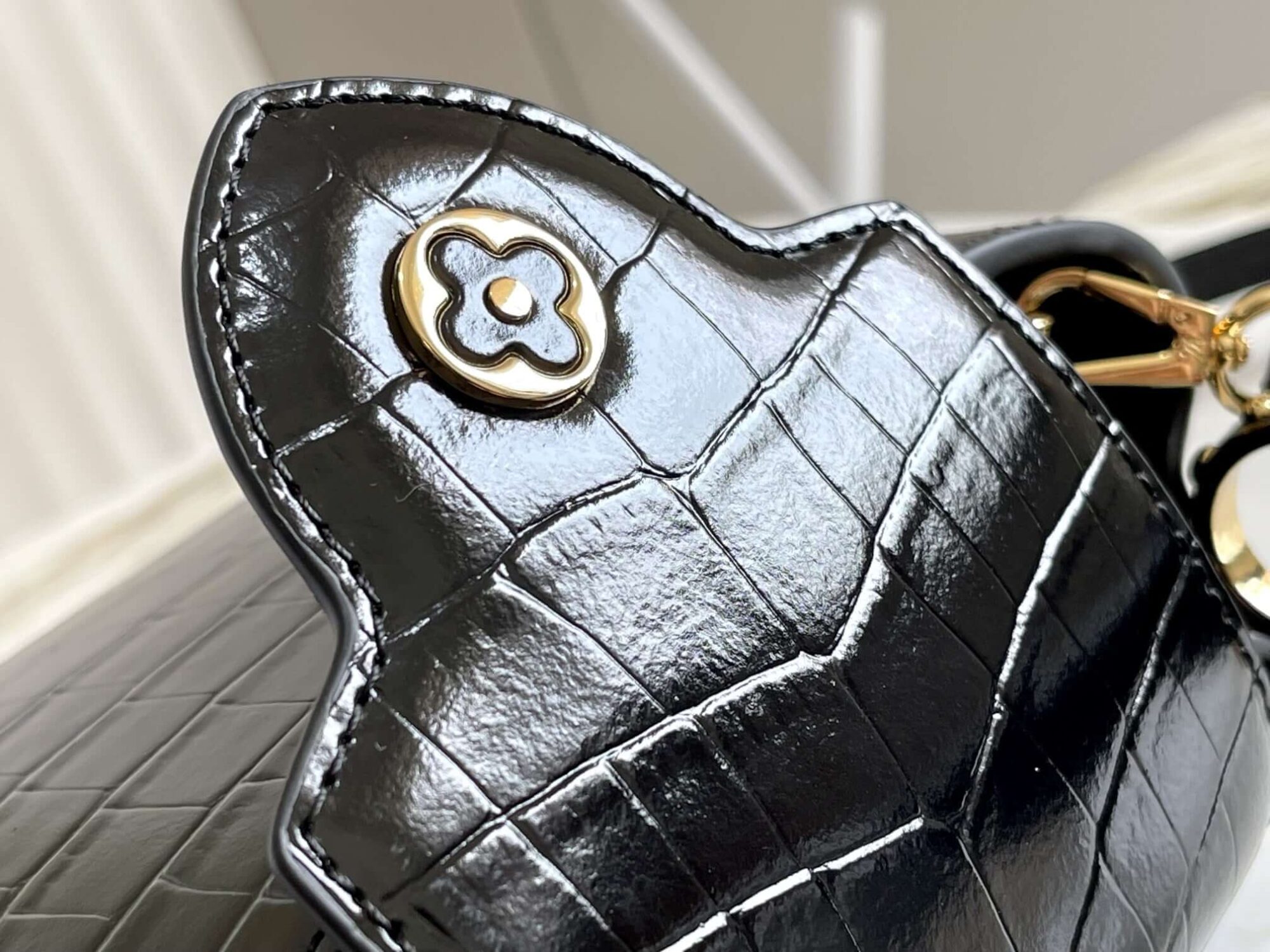 Louis Vuitton LV Crocodile pattern CAPUCINES Large Handbag N93419/M48865 Medium Handbag N93163/M48865 Small Handbag N94227/M48865 Black - White - Red - Green - Yellow - Image 25