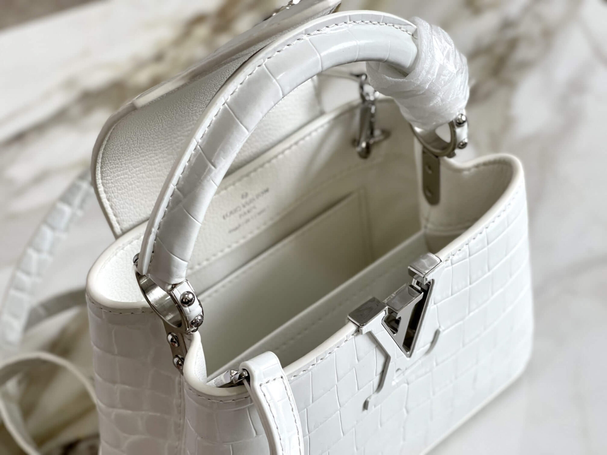 Louis Vuitton LV Crocodile pattern CAPUCINES Large Handbag N93419/M48865 Medium Handbag N93163/M48865 Small Handbag N94227/M48865 Black - White - Red - Green - Yellow - Image 50
