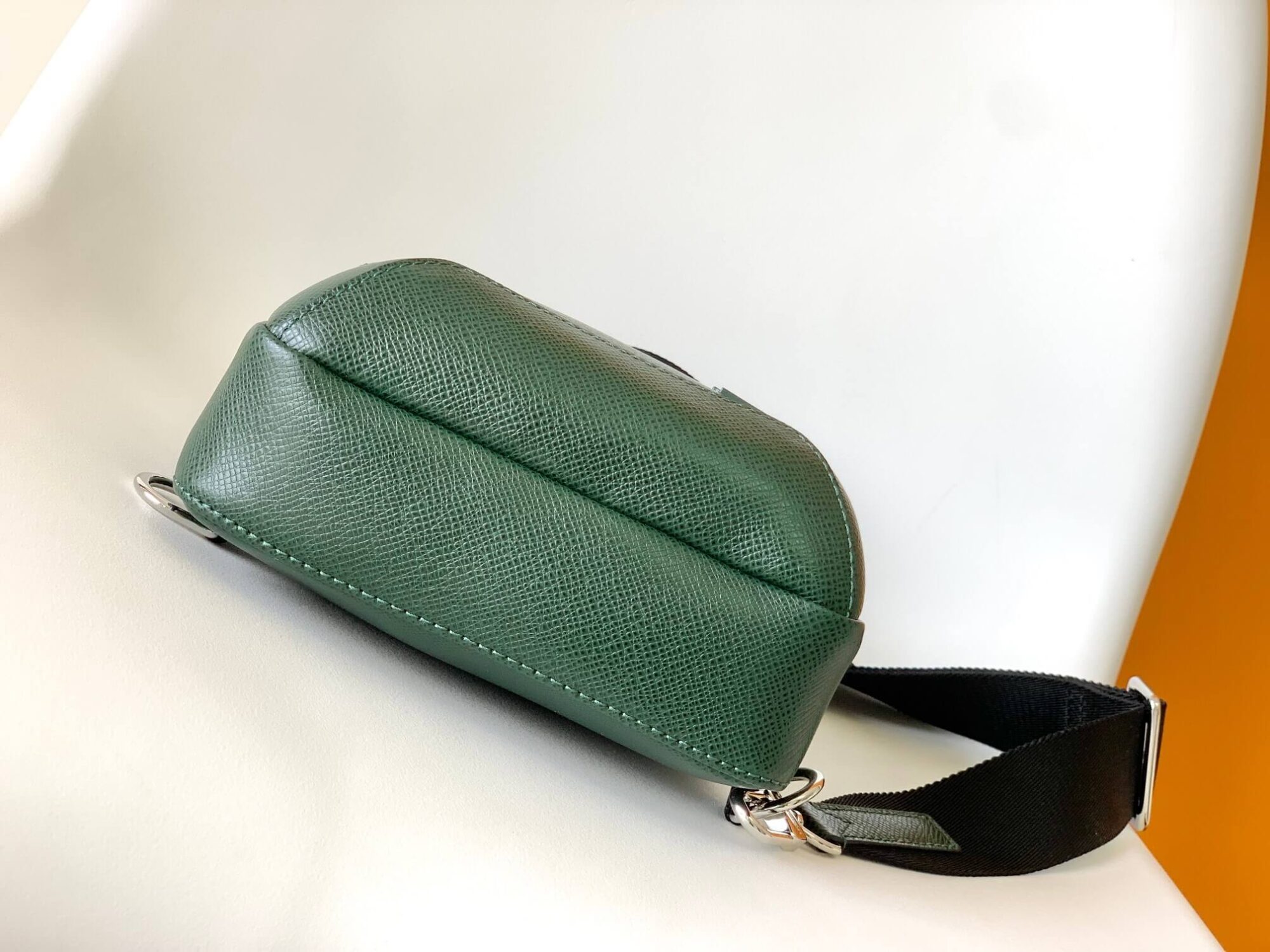 Louis Vuitton LV Damier Graphite Giant Canvas Avenue Sling Shoulder Chest Bag M30801 Grey M30443 Black - White M30860 Dark Green - Image 36