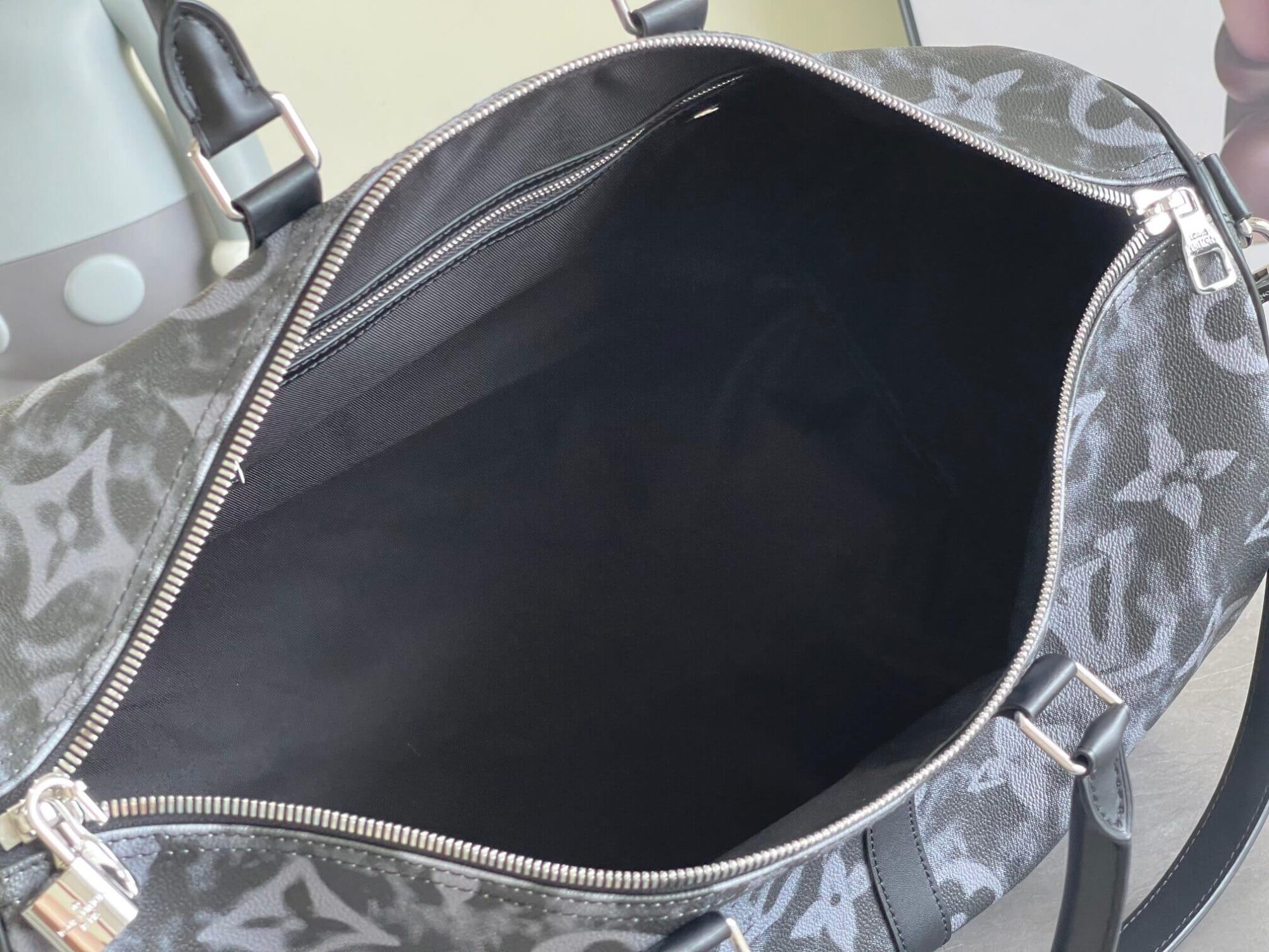 Louis Vuitton LV Damier Salt Canvas Keepall Bandoulière 50 Travel Shoulder Bag M57278 Black / Grey - Image 3