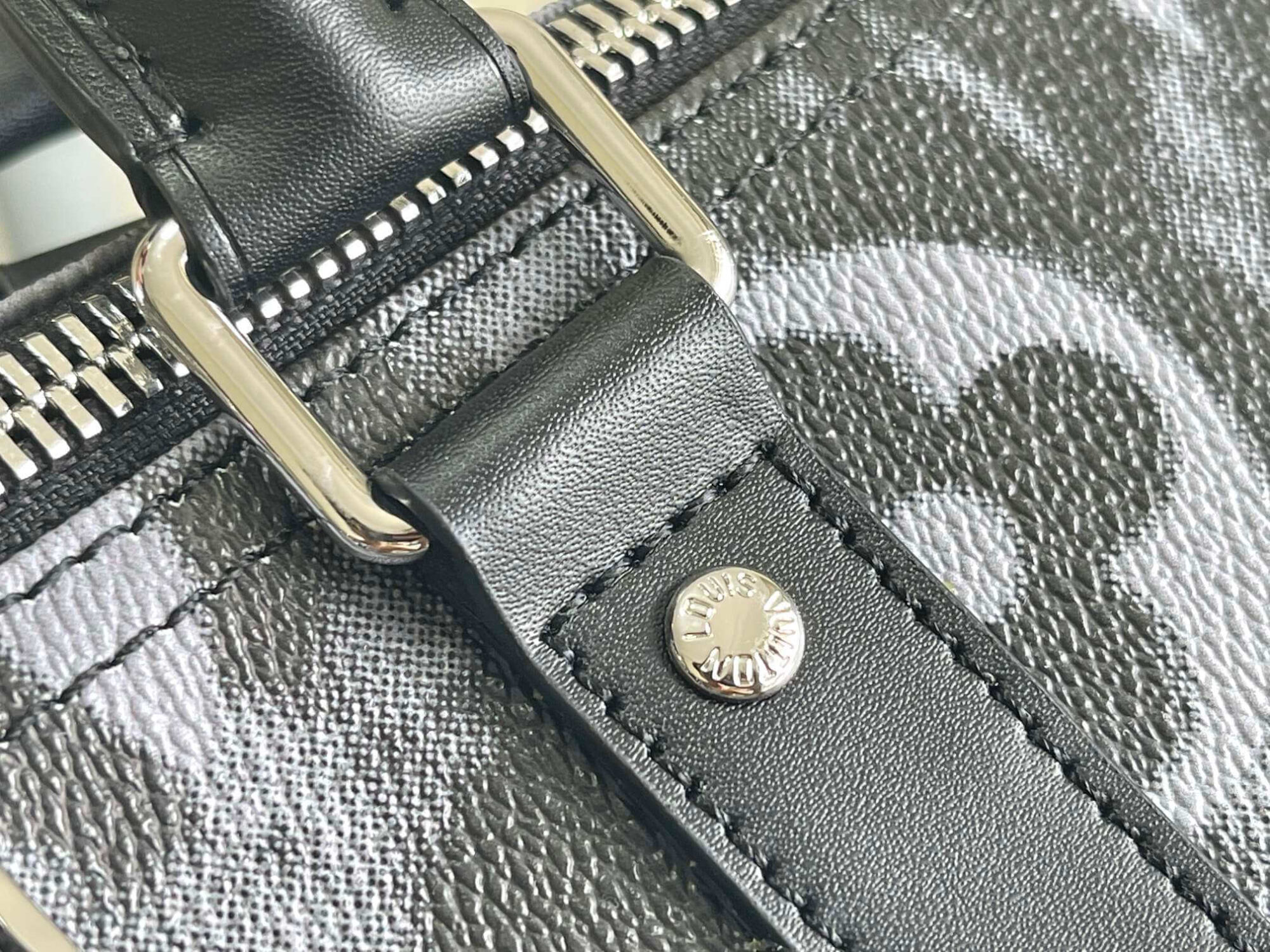 Louis Vuitton LV Damier Salt Canvas Keepall Bandoulière 50 Travel Shoulder Bag M57278 Black / Grey - Image 6