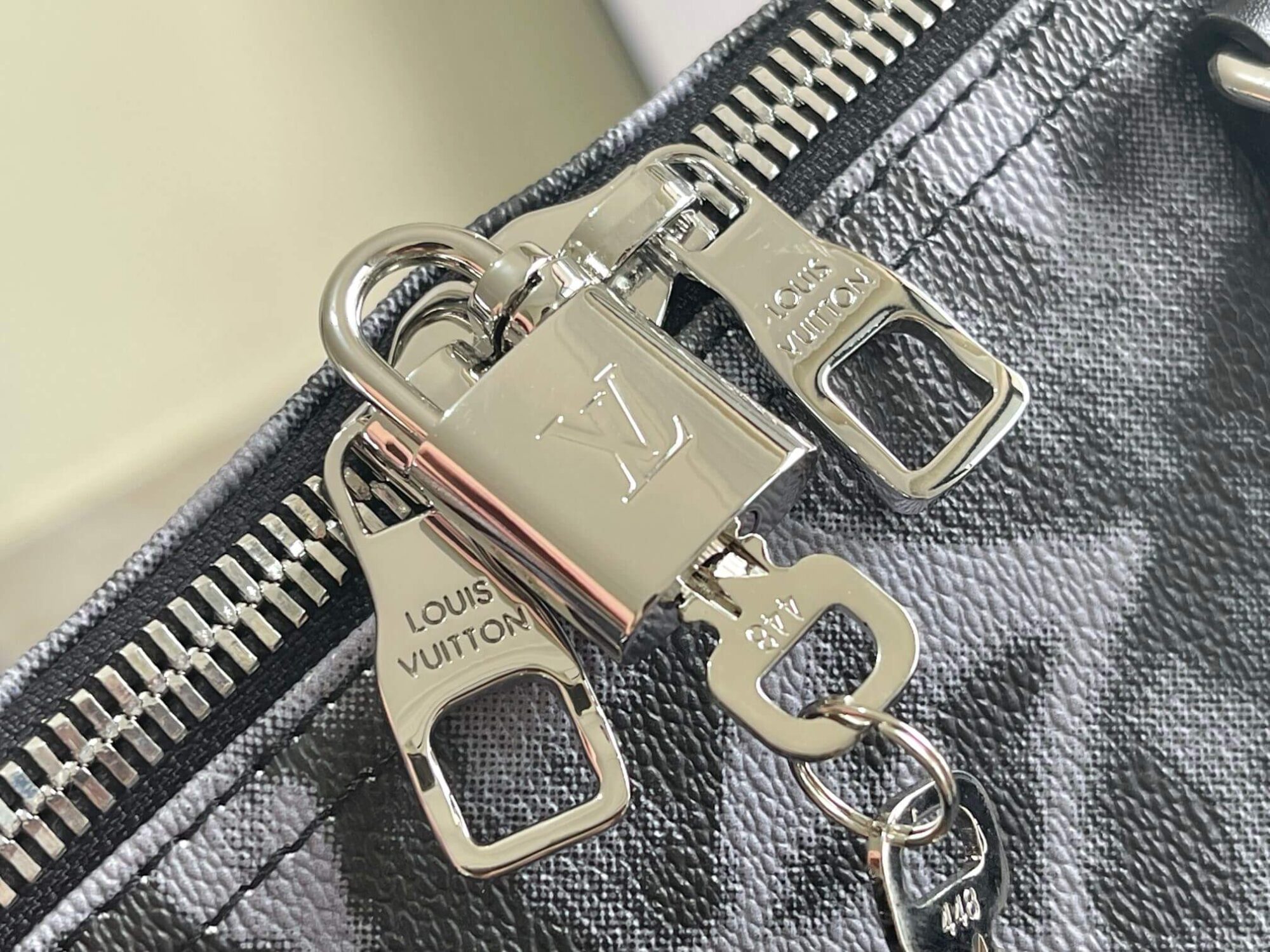 Louis Vuitton LV Damier Salt Canvas Keepall Bandoulière 50 Travel Shoulder Bag M57278 Black / Grey - Image 4