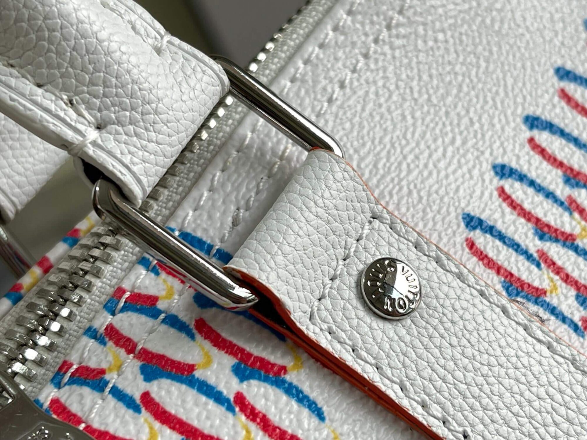 Louis Vuitton LV Damier Spray Keepall Bandouliere 50B Travel Shoulder Bag M20563 White Damier Spray Red - Image 7