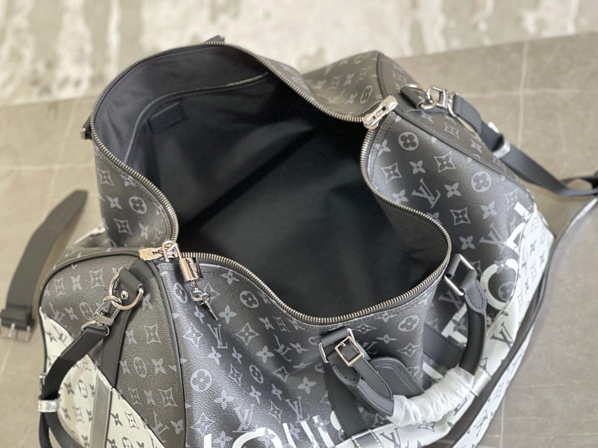 Louis Vuitton LV Monogram Canvas Keepall Bandouliere 50 Travel Shoulder Bag M43412 Black / Grey - Image 3