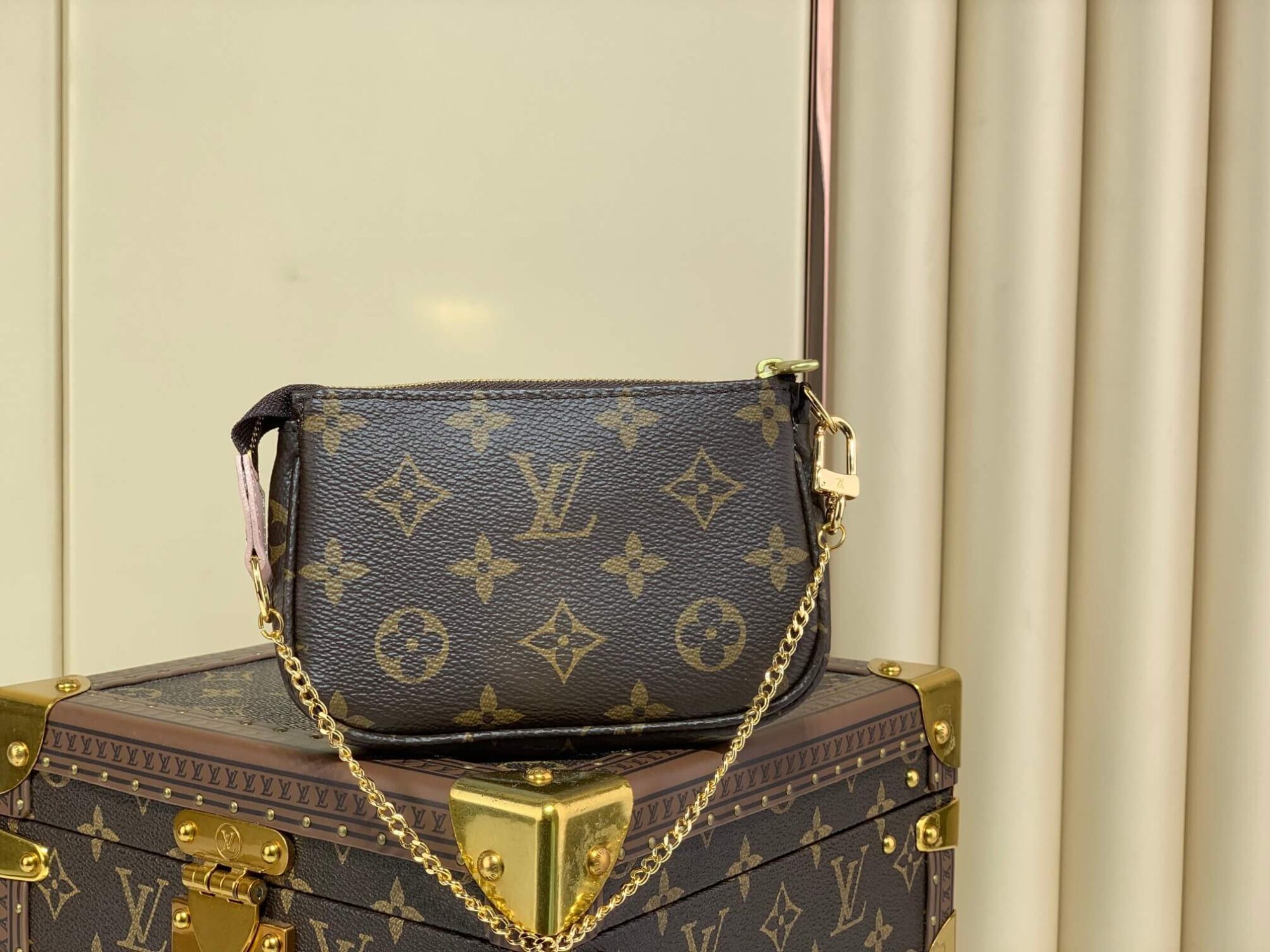 Louis Vuitton LV Monogram Canvas Mini Pochette Accessoires Vivienne Holiday M81760 Pink M81637 Blue M45905 Wisteria Pink M80863 Red - Image 21