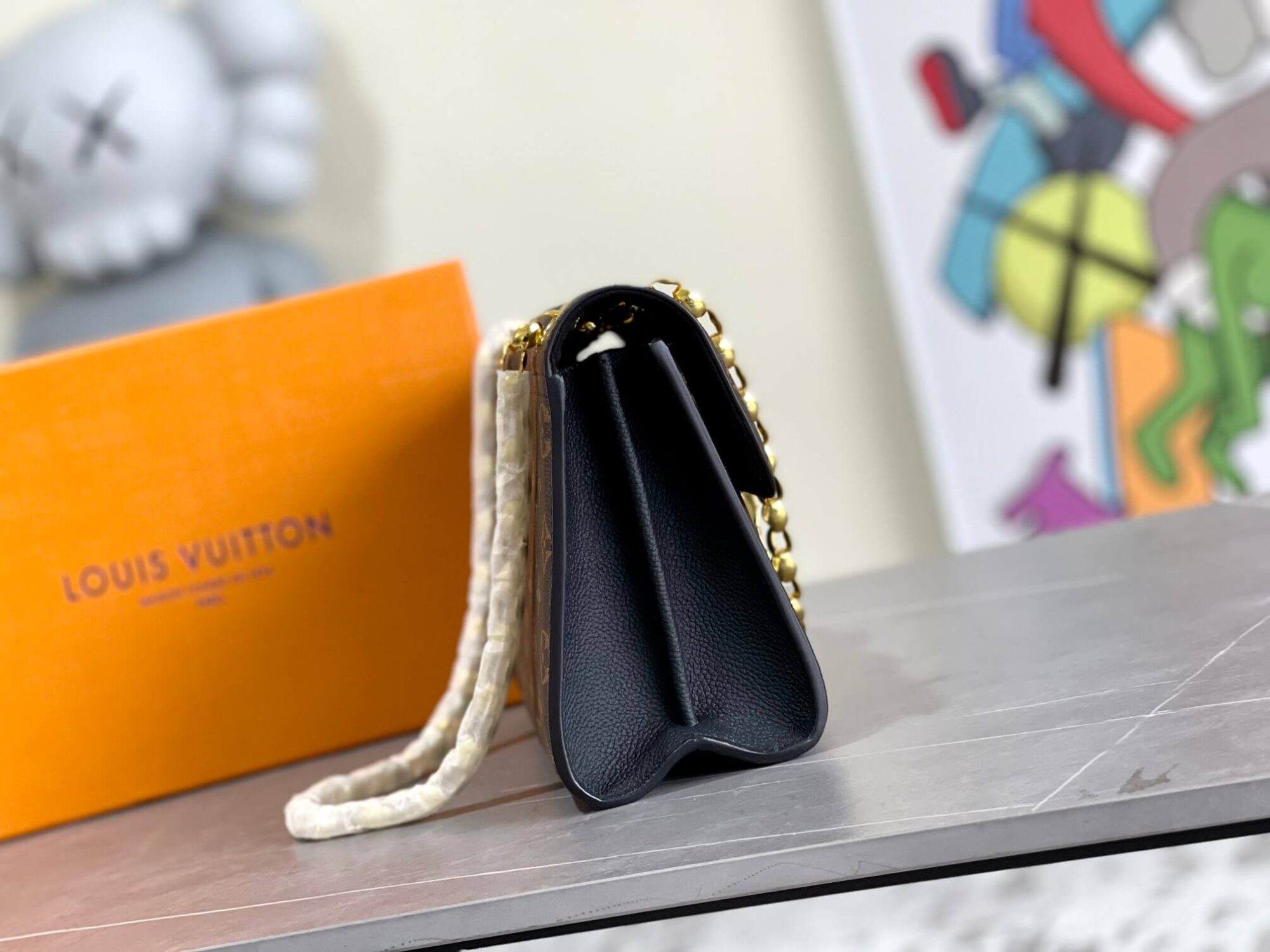 Louis Vuitton LV Monogram Canvas Victoire Chain Shoulder HandBag M41730 Black M41731 Red M41730 Fuchsia M44038 Navy Blue - Image 4