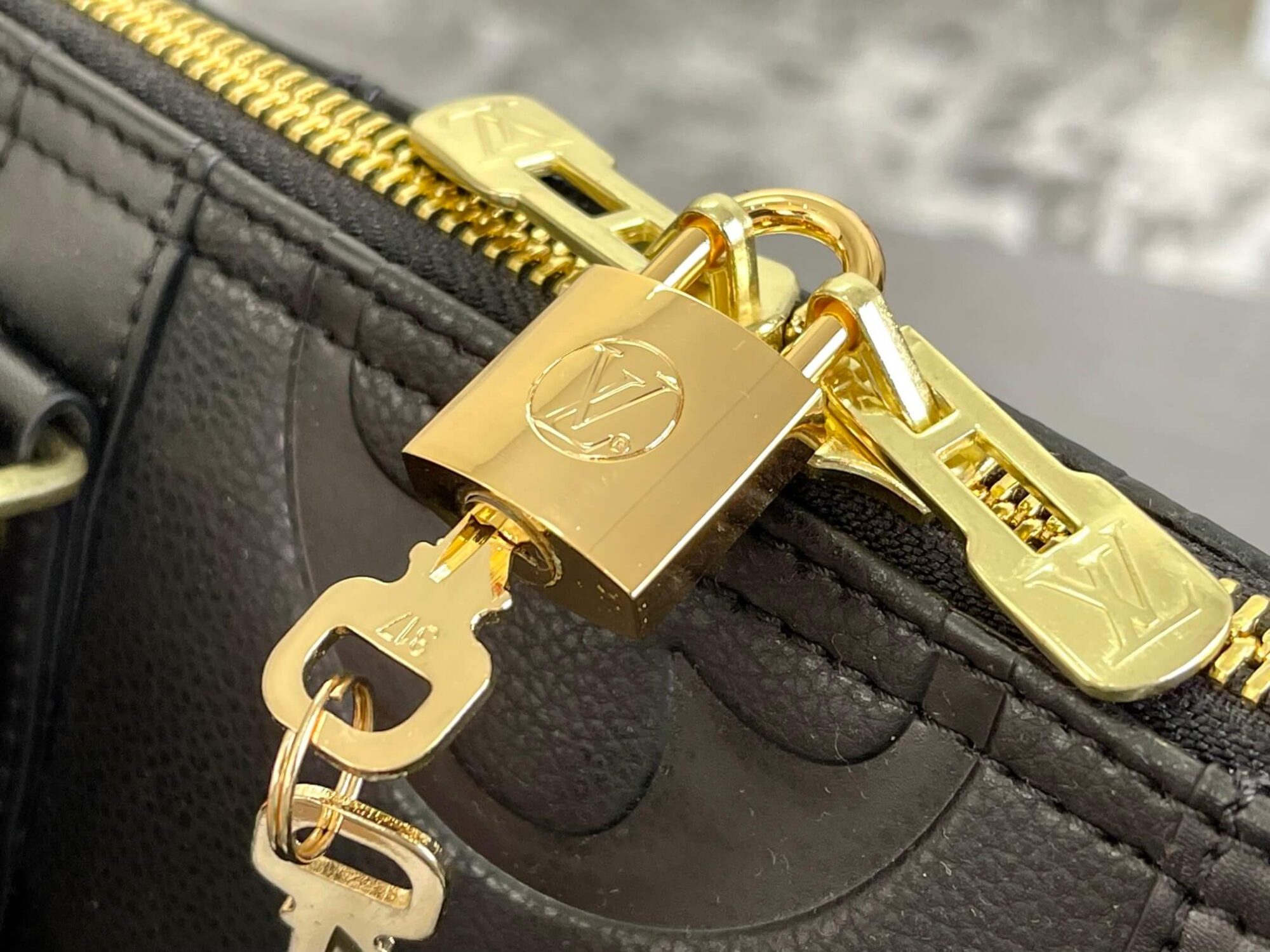 Louis Vuitton LV Monogram Empreinte Giant Keepall Bandoulière 45 Travel Shoulder Bag M45532 Black M46114 Turtledove Beige - Image 5