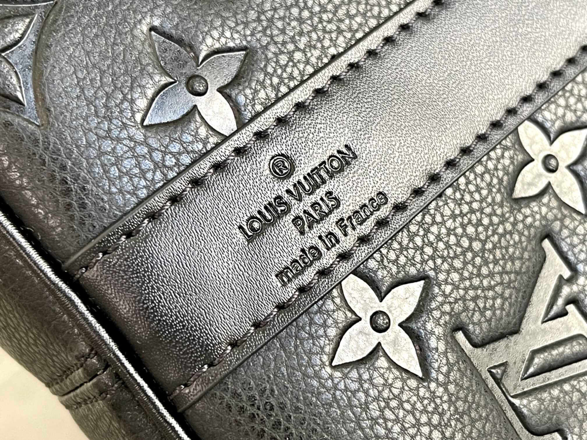 Louis Vuitton LV Monogram Empreinte Giant Keepall Bandoulière 45 Travel Shoulder Bag M45532 Black M46114 Turtledove Beige - Image 7
