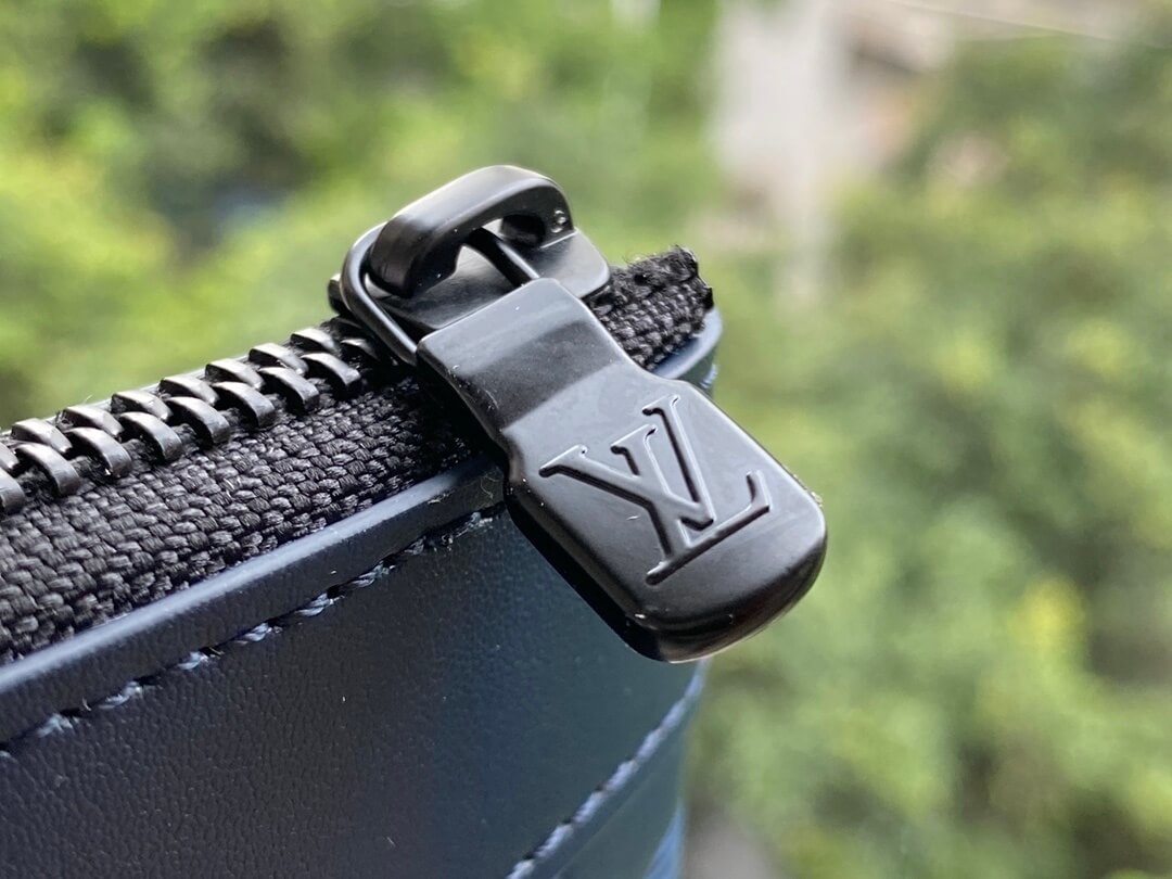 Louis Vuitton LV Monogram Shadow Discovery Pochette GM Handbag M80425 Navy Blue - Image 5