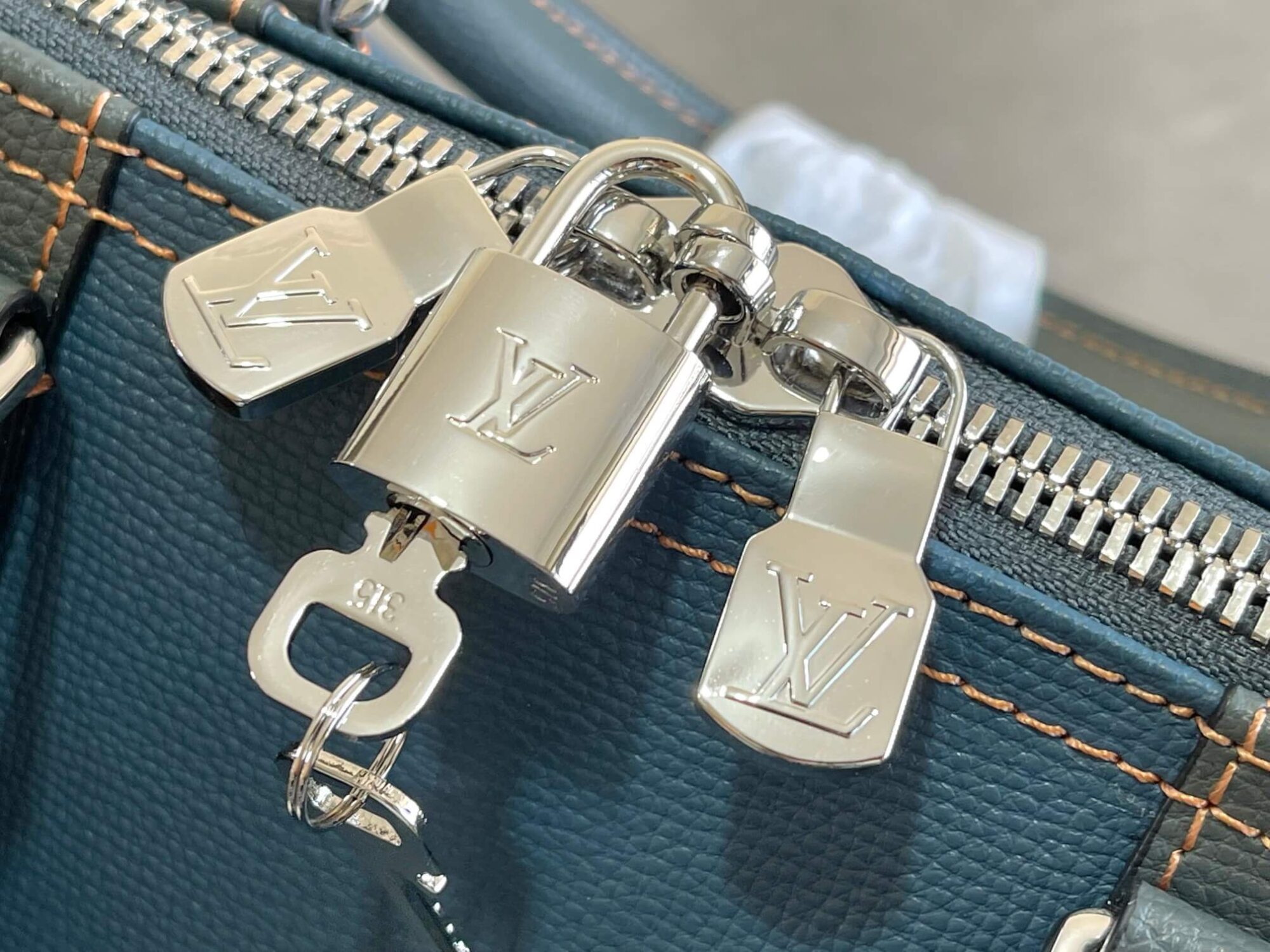 Louis Vuitton LV Taurillon leather Keepall Bandoulière 50 Travel Shoulder HandBag M21377 Blue - Image 6