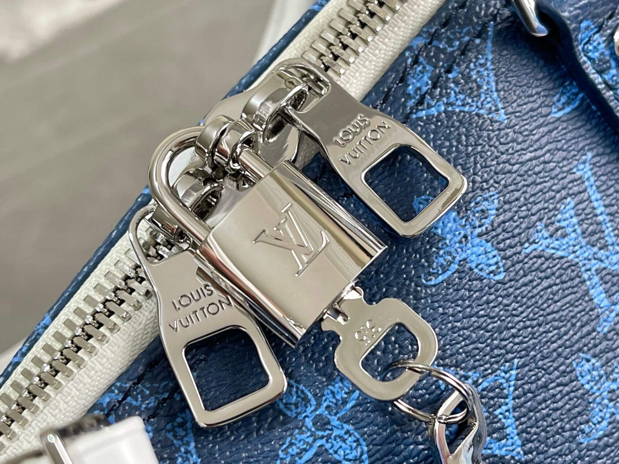 Louis Vuitton LV Monogram canvas Keepall Bandoulière 50 Travel Shoulder Bag M58979 Navy Blue - Image 5