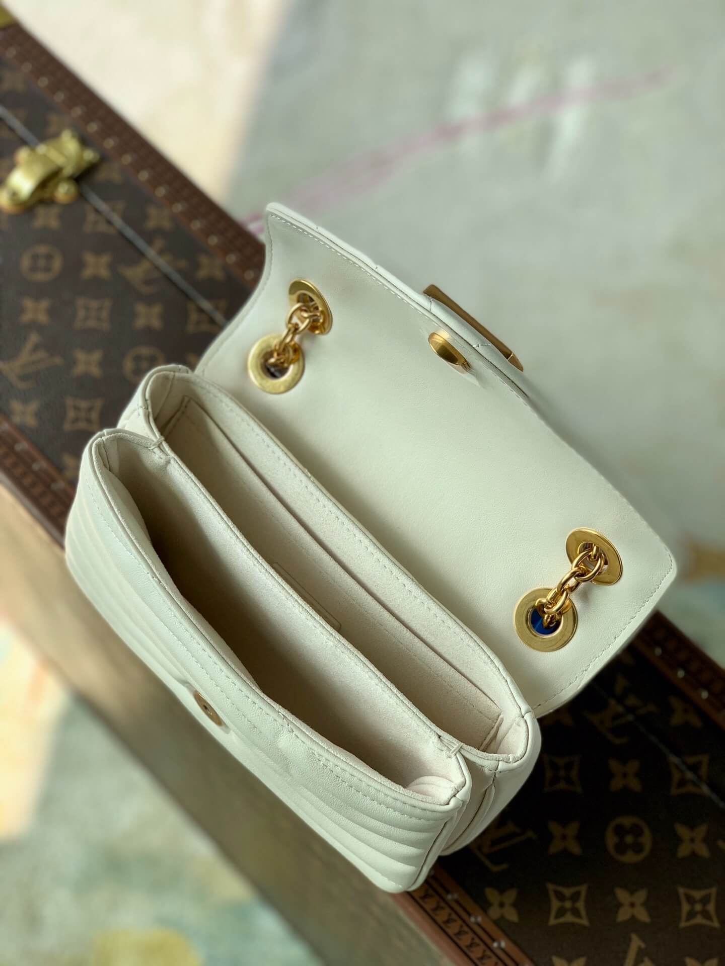 Louis Vuitton LV New Wave Small Chain Multi Pochette Accessoires Shoulder HandBag M20685 White M20686 Pink M20687 Black M20838 Beige - Image 3