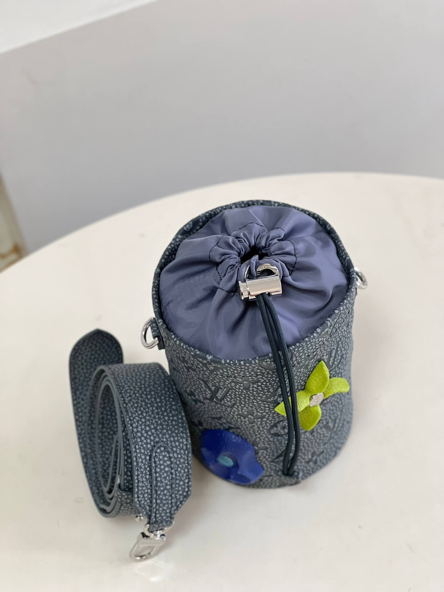Louis Vuitton LV Taurillon Monogram Chalk Pouch Shoulder HandBag M81572 Gray - white - Image 3