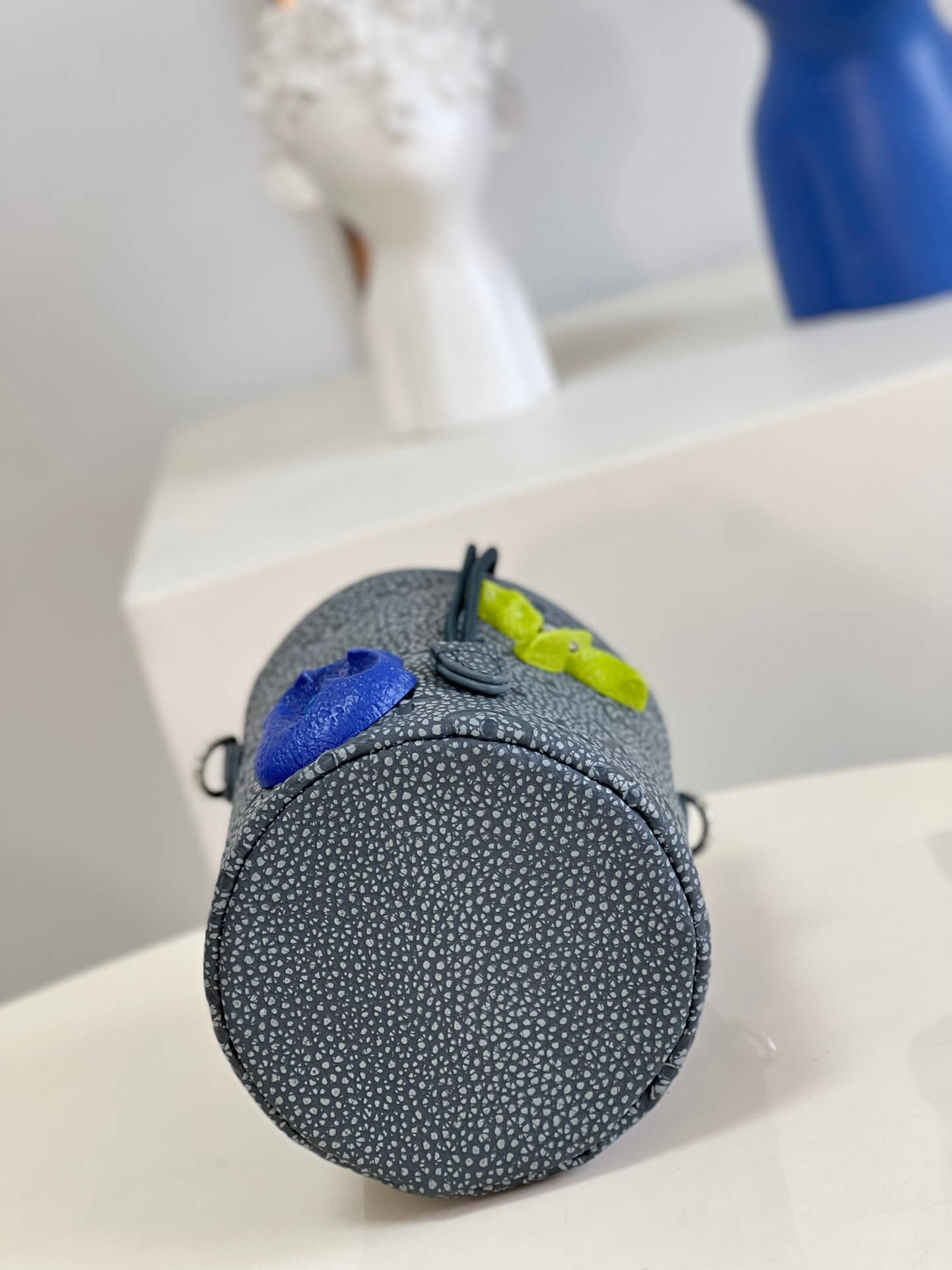 Louis Vuitton LV Taurillon Monogram Chalk Pouch Shoulder HandBag M81572 Gray - white - Image 4