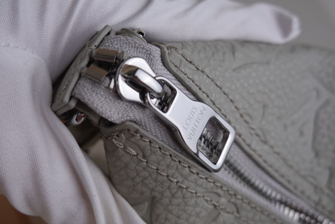 Louis Vuitton LV Taurillon Monogram Chalk Pouch Shoulder HandBag M81572 Gray - white - Image 6