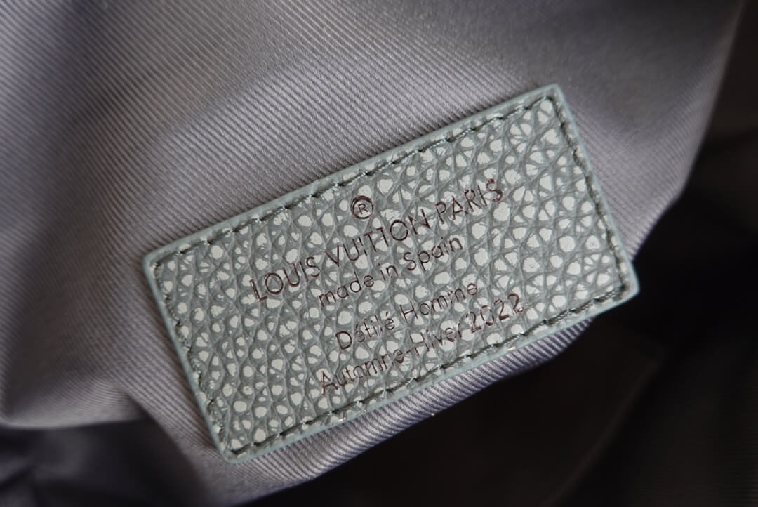 Louis Vuitton LV Taurillon Monogram Chalk Pouch Shoulder HandBag M81572 Gray - white - Image 7