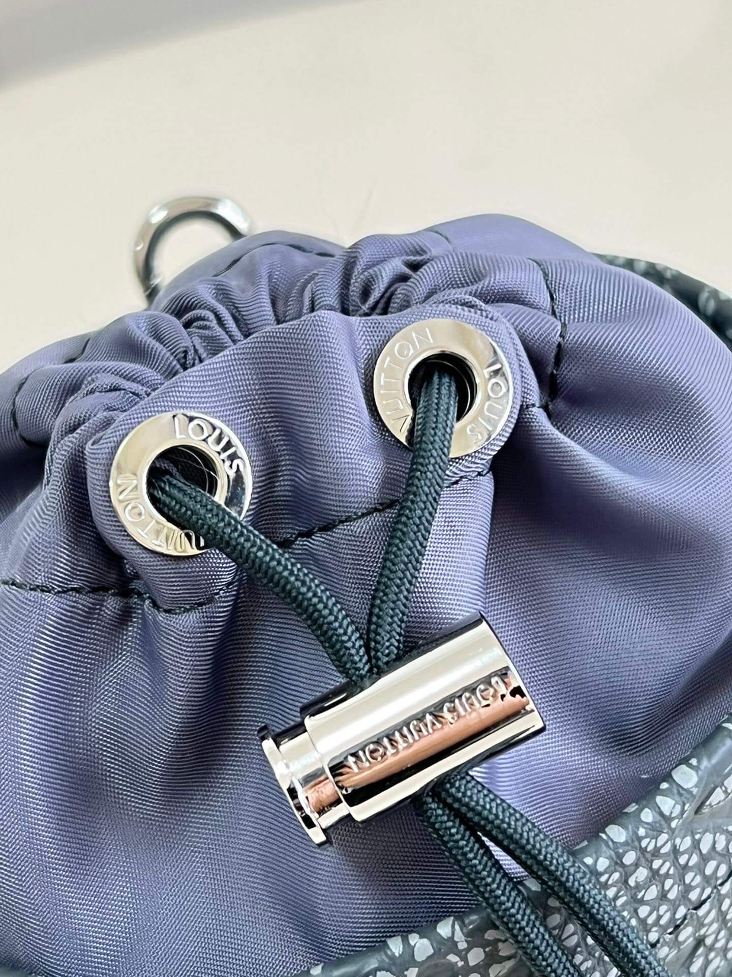 Louis Vuitton LV Taurillon Monogram Chalk Pouch Shoulder HandBag M81572 Gray - white - Image 5