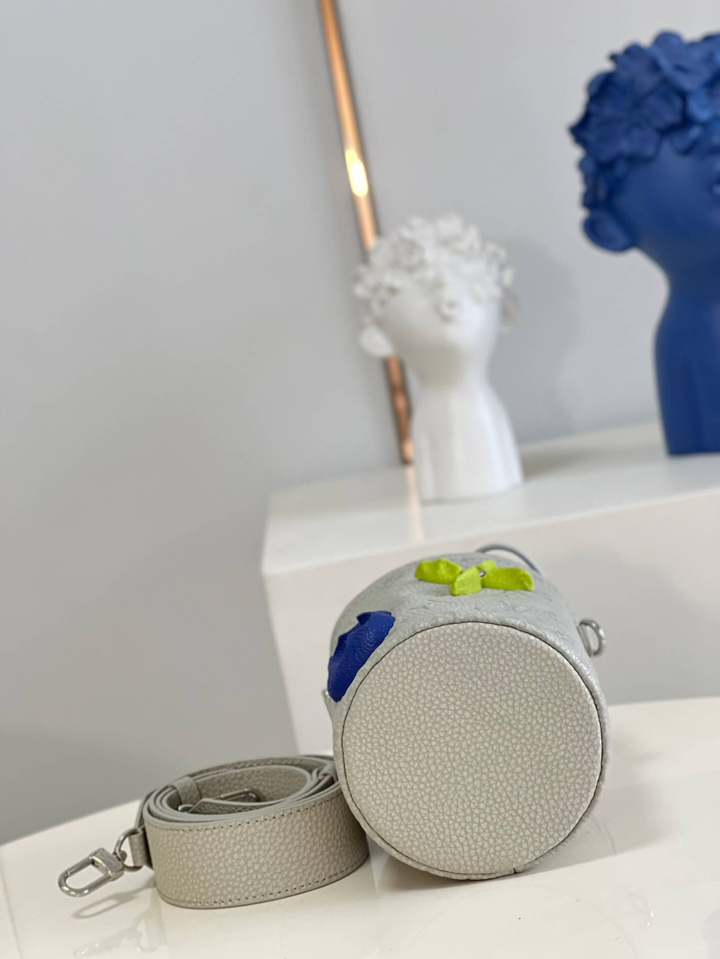 Louis Vuitton LV Taurillon Monogram Chalk Pouch Shoulder HandBag M81572 Gray - white - Image 14