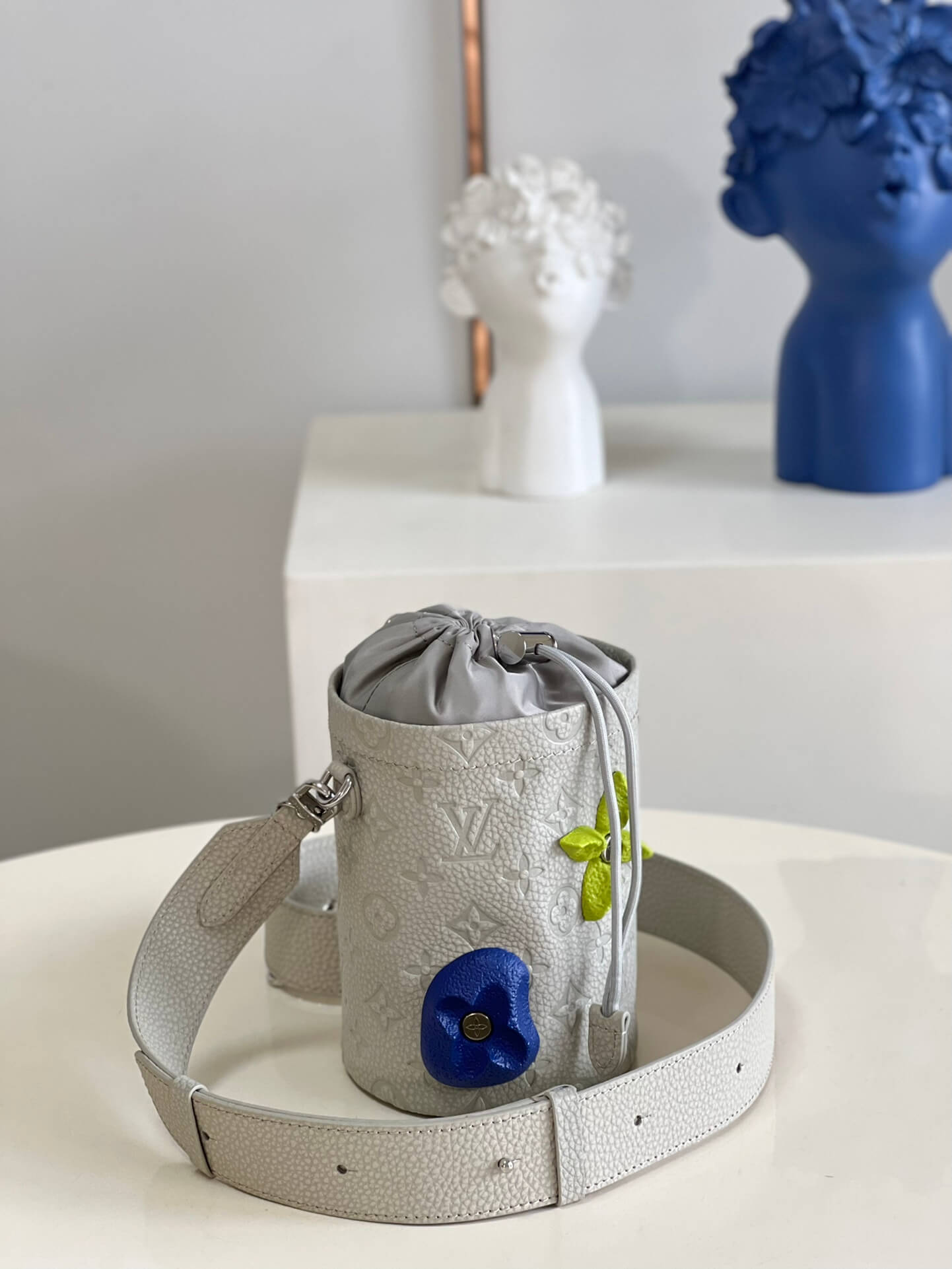 Louis Vuitton LV Taurillon Monogram Chalk Pouch Shoulder HandBag M81572 Gray - white - Image 17