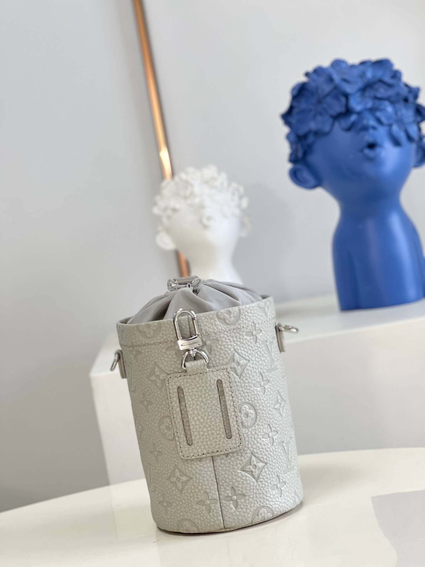 Louis Vuitton LV Taurillon Monogram Chalk Pouch Shoulder HandBag M81572 Gray - white - Image 11