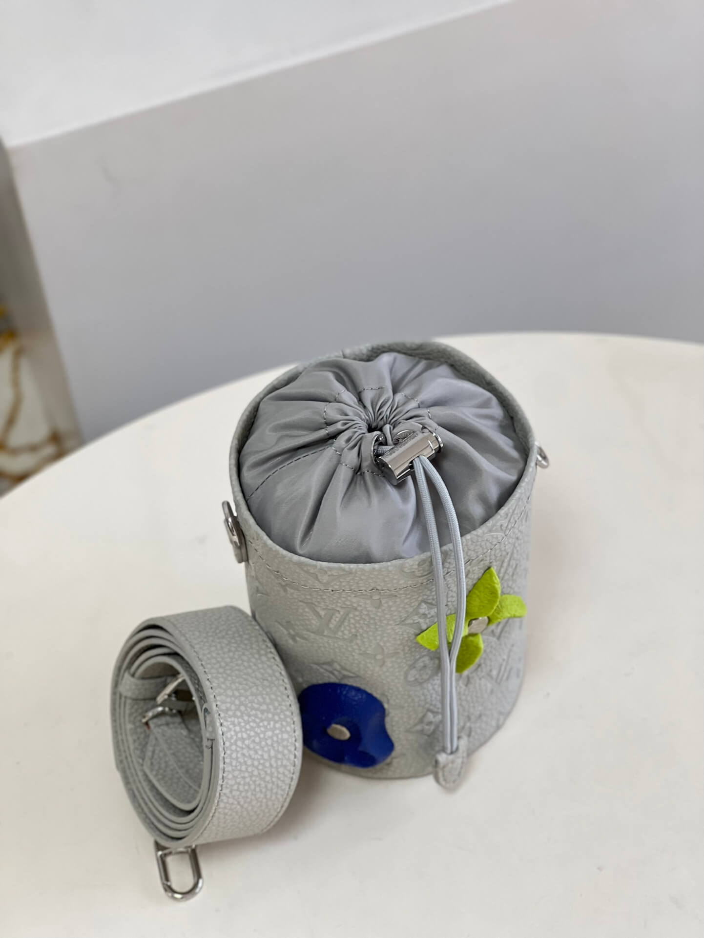 Louis Vuitton LV Taurillon Monogram Chalk Pouch Shoulder HandBag M81572 Gray - white - Image 18
