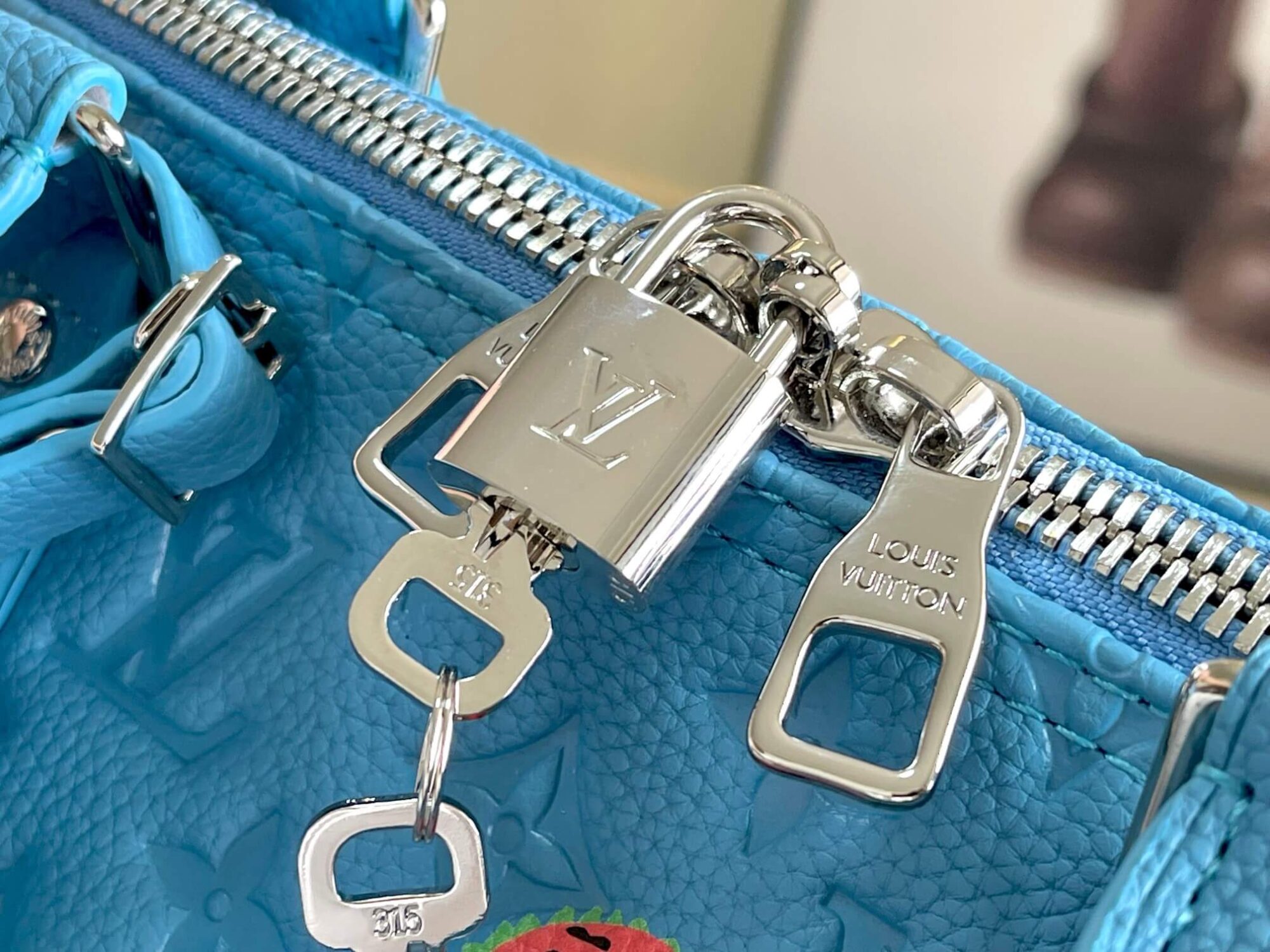 Louis Vuitton LV x YK Keepall Taurillon Monogram Keepall Bandoulière 50 Travel Shoulder Bag M21713 Light Blue - Image 6