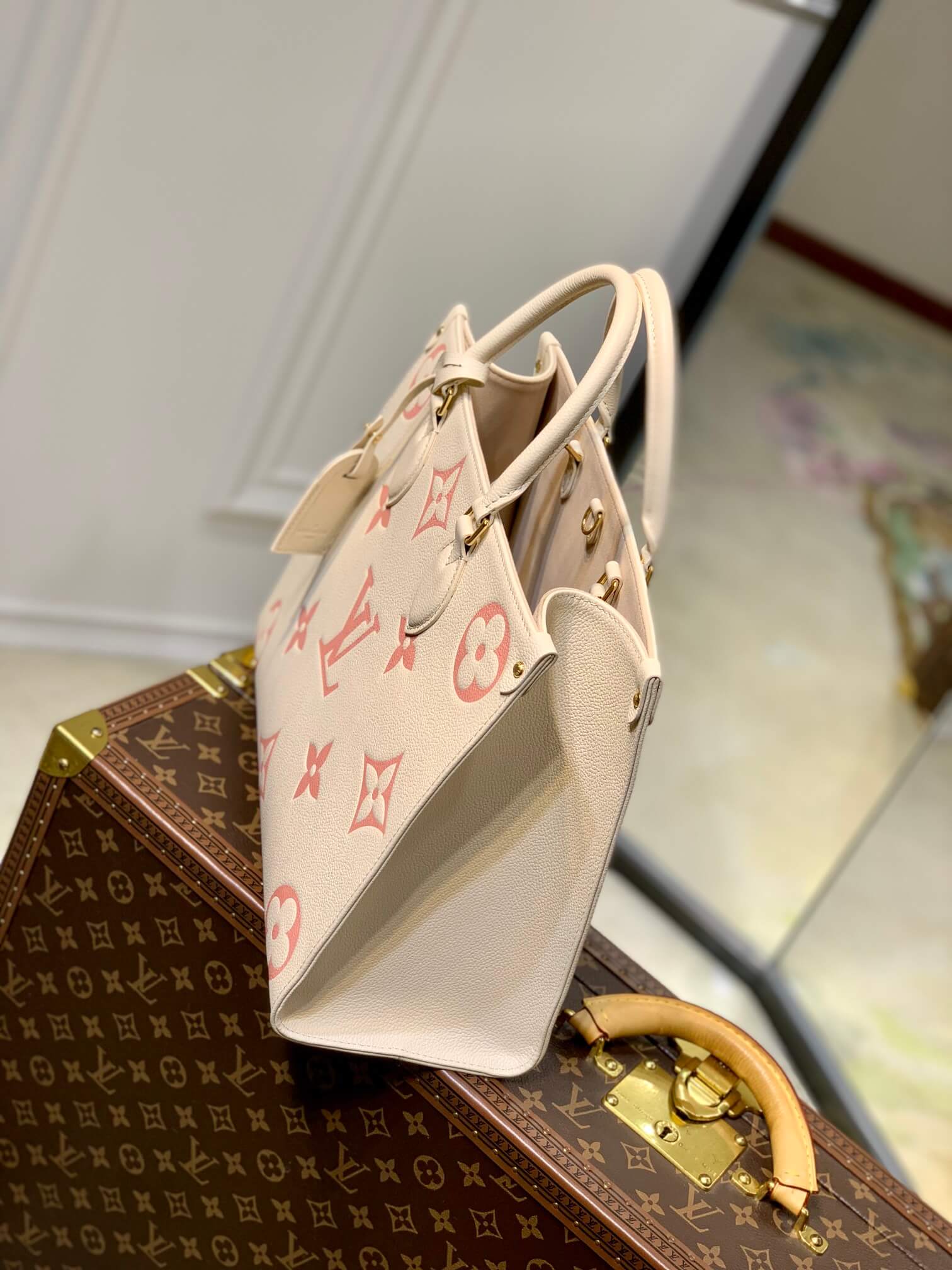 Louis Vuitton LV Monogram Empreinte OnTheGo MM Shoulder Handbag M21575 Cream / Rose Trianon M46286 Trianon Pink / Cream - Image 2