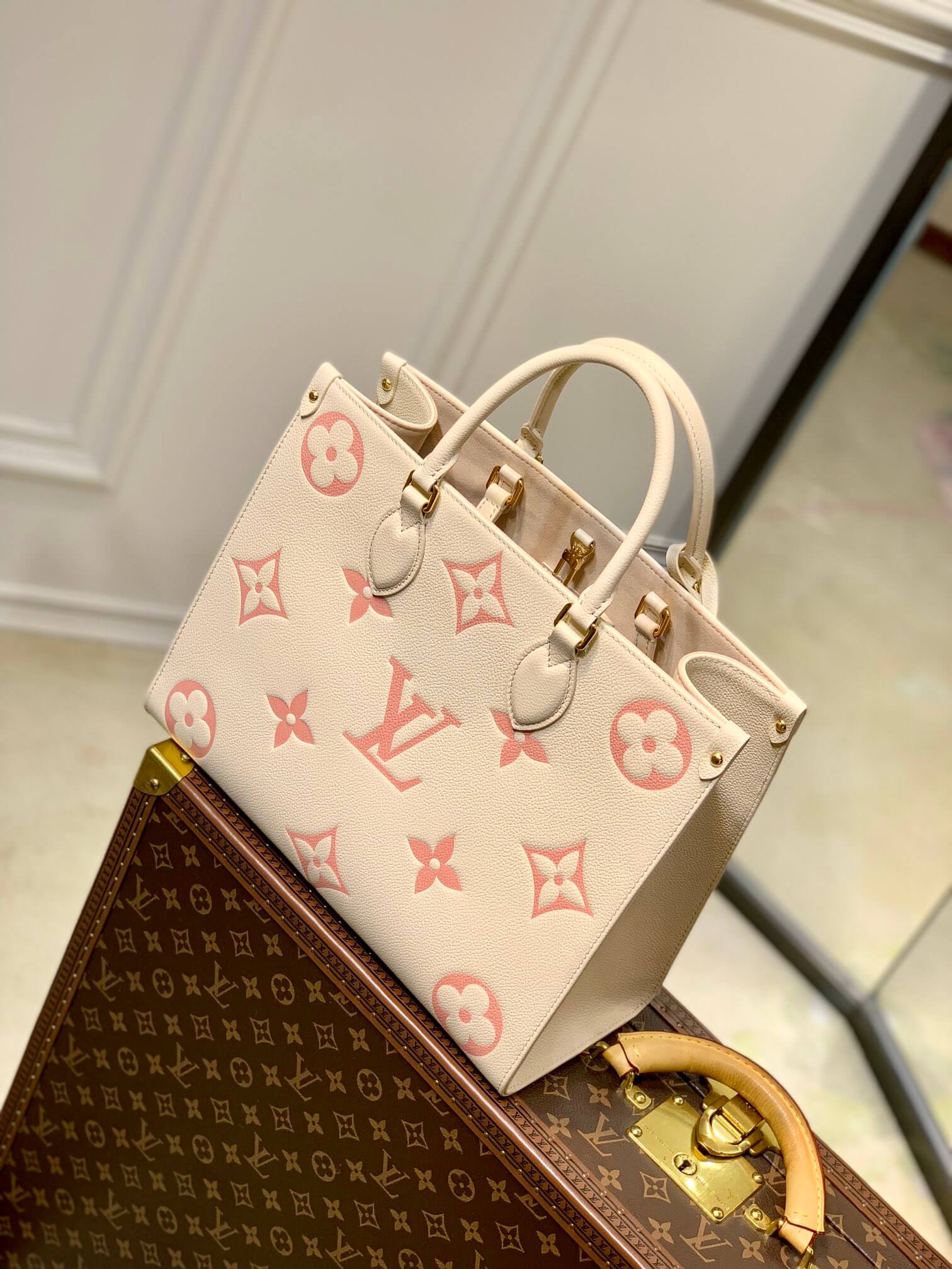 Louis Vuitton LV Monogram Empreinte OnTheGo MM Shoulder Handbag M21575 Cream / Rose Trianon M46286 Trianon Pink / Cream - Image 6