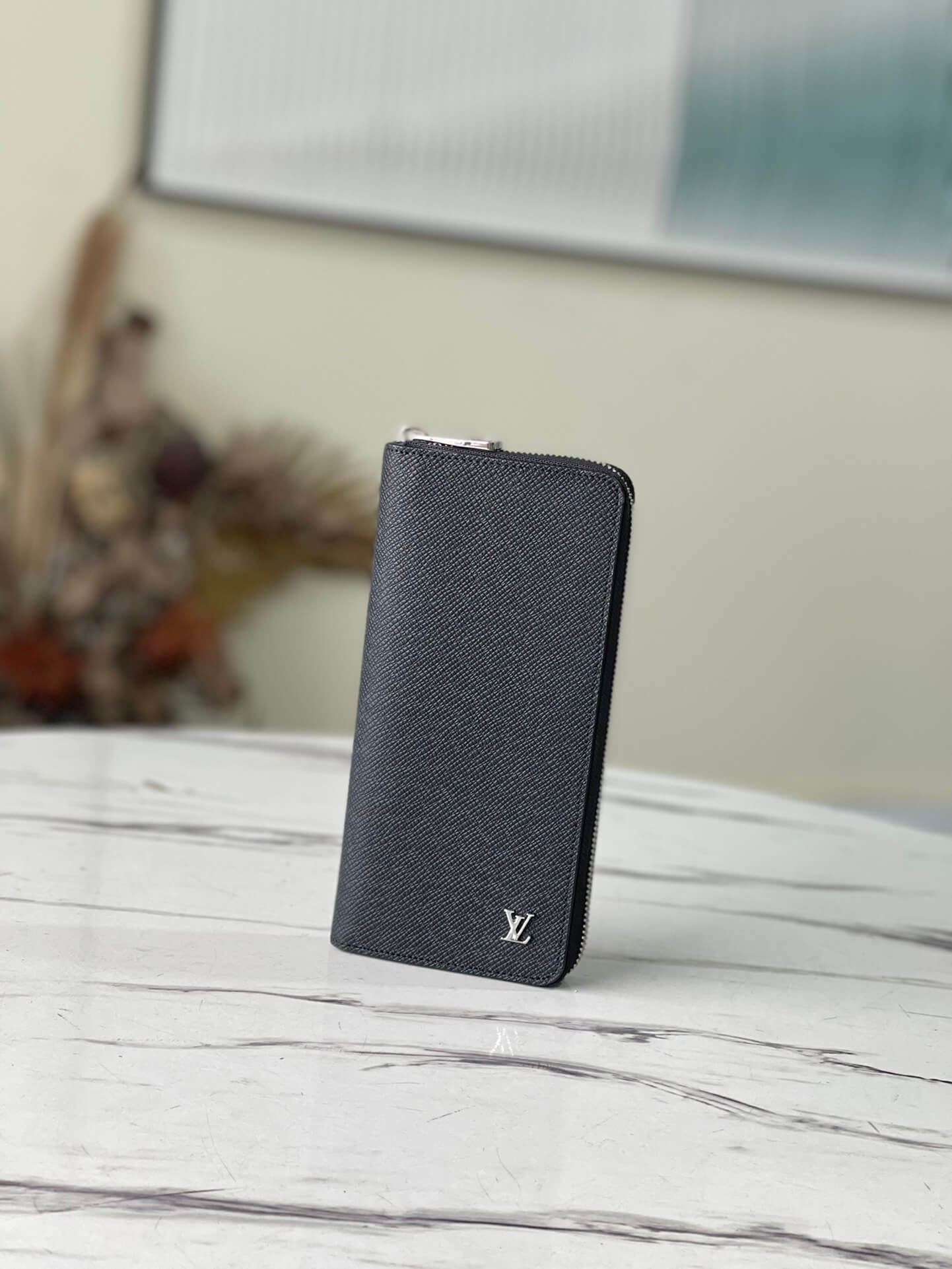 Louis Vuitton LV Taiga Zippy Vertical Wallet M30317 Black