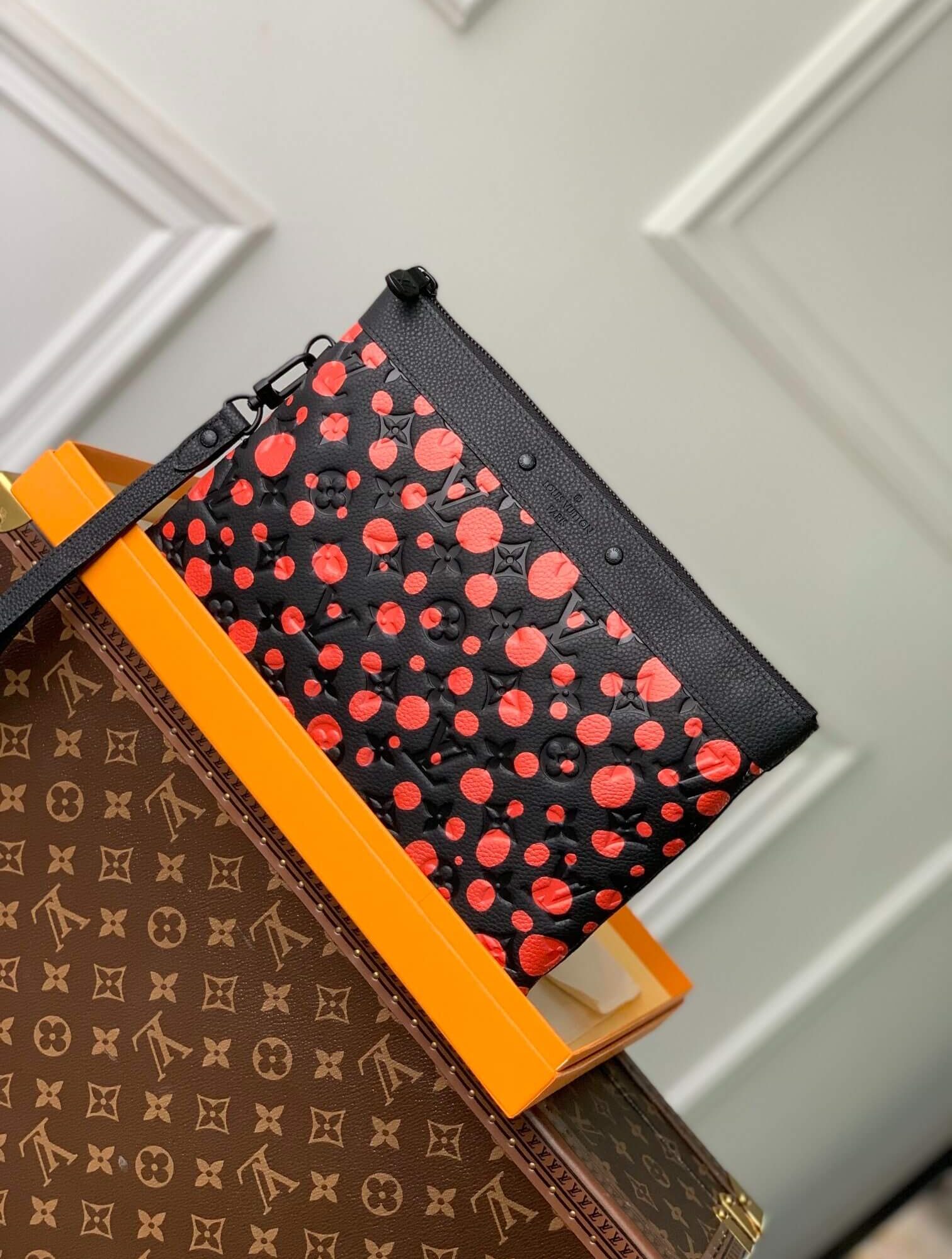 Louis Vuitton LV x YK Monogram Taurillon Infinity Dots Pochette To Go clutch Handbag M82019 Black / Rose Red
