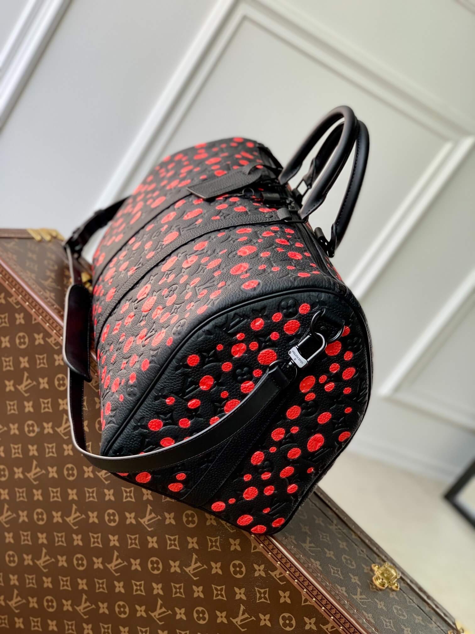 Louis Vuitton LV x YK Taurillon Monogram Infinity Dots Keepall Bandoulière 50 Travel Shoulder HandBag M21674 Black / Red - Image 2