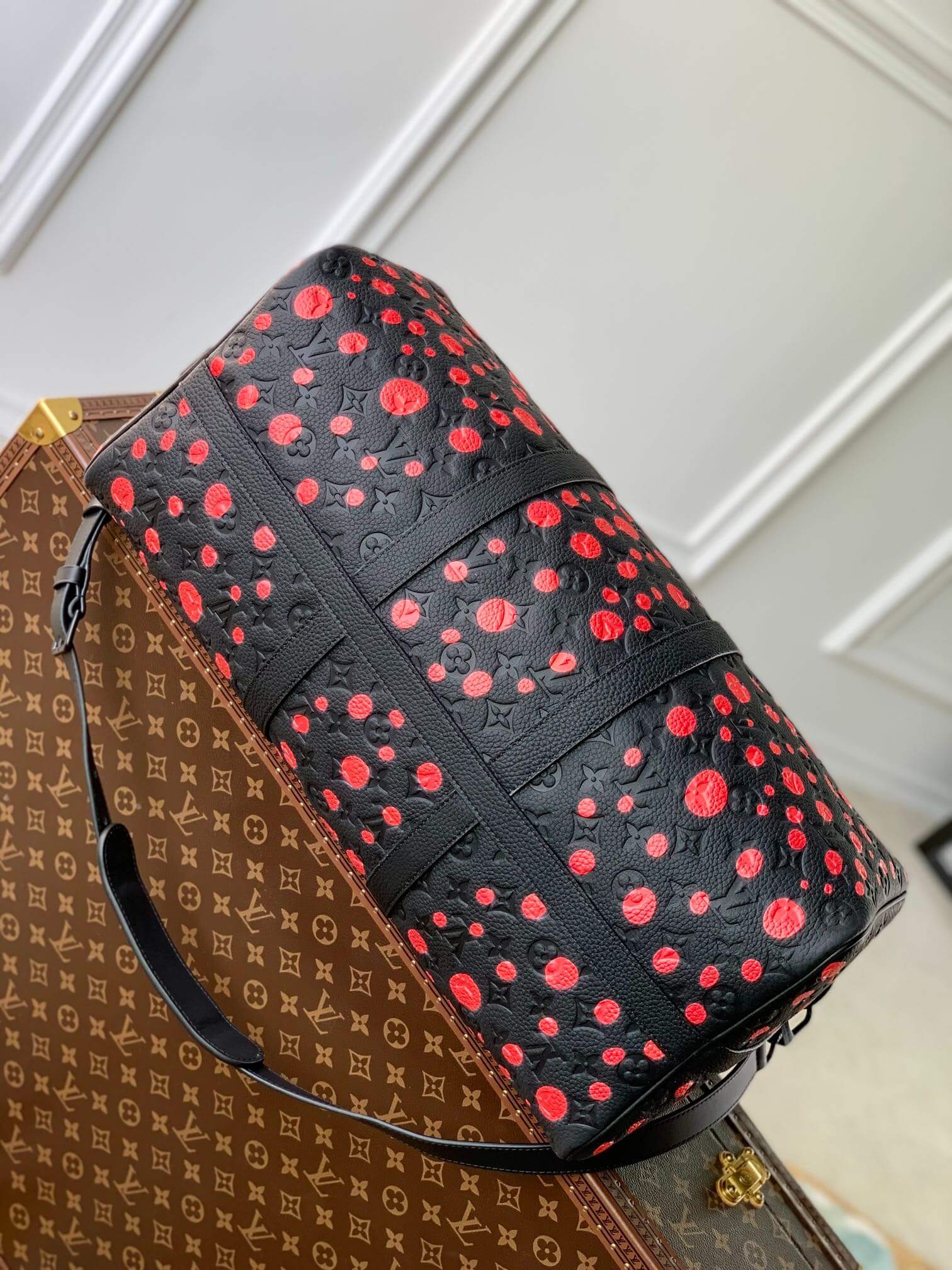 Louis Vuitton LV x YK Taurillon Monogram Infinity Dots Keepall Bandoulière 50 Travel Shoulder HandBag M21674 Black / Red - Image 8