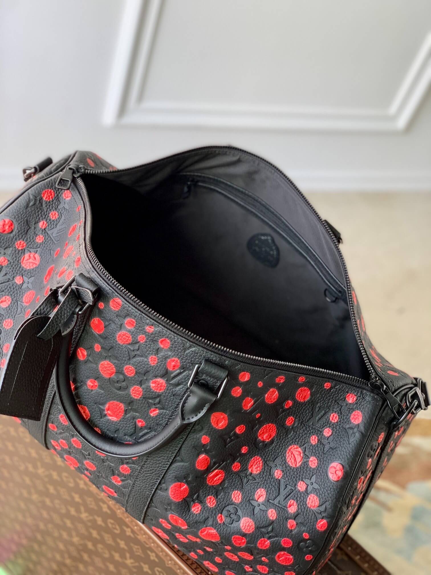 Louis Vuitton LV x YK Taurillon Monogram Infinity Dots Keepall Bandoulière 50 Travel Shoulder HandBag M21674 Black / Red - Image 3