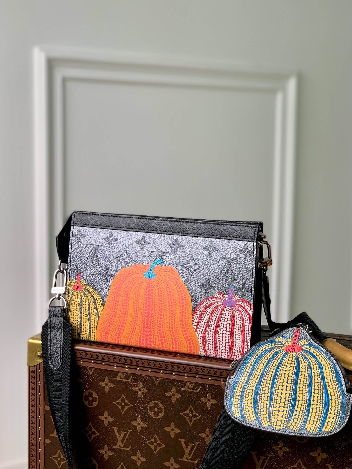 Louis Vuitton Monogram Eclipse Reverse coated canvas LV x YK Gaston Wearable Wallet Presbyopia Pumpkin Handbag M81972 Black