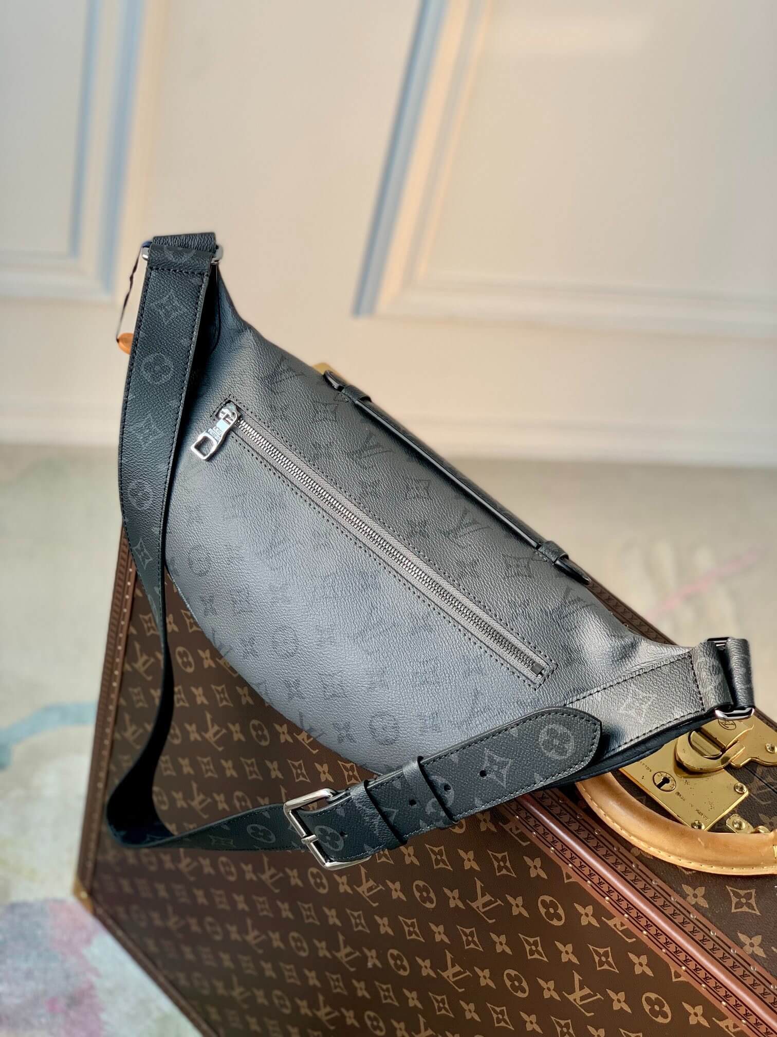 Louis Vuitton Monogram Eclipse Reverse coated canvas LV x YK Maxi Bumbag Presbyopia Pumpkin Handbag M46436 Black Flower - Image 2