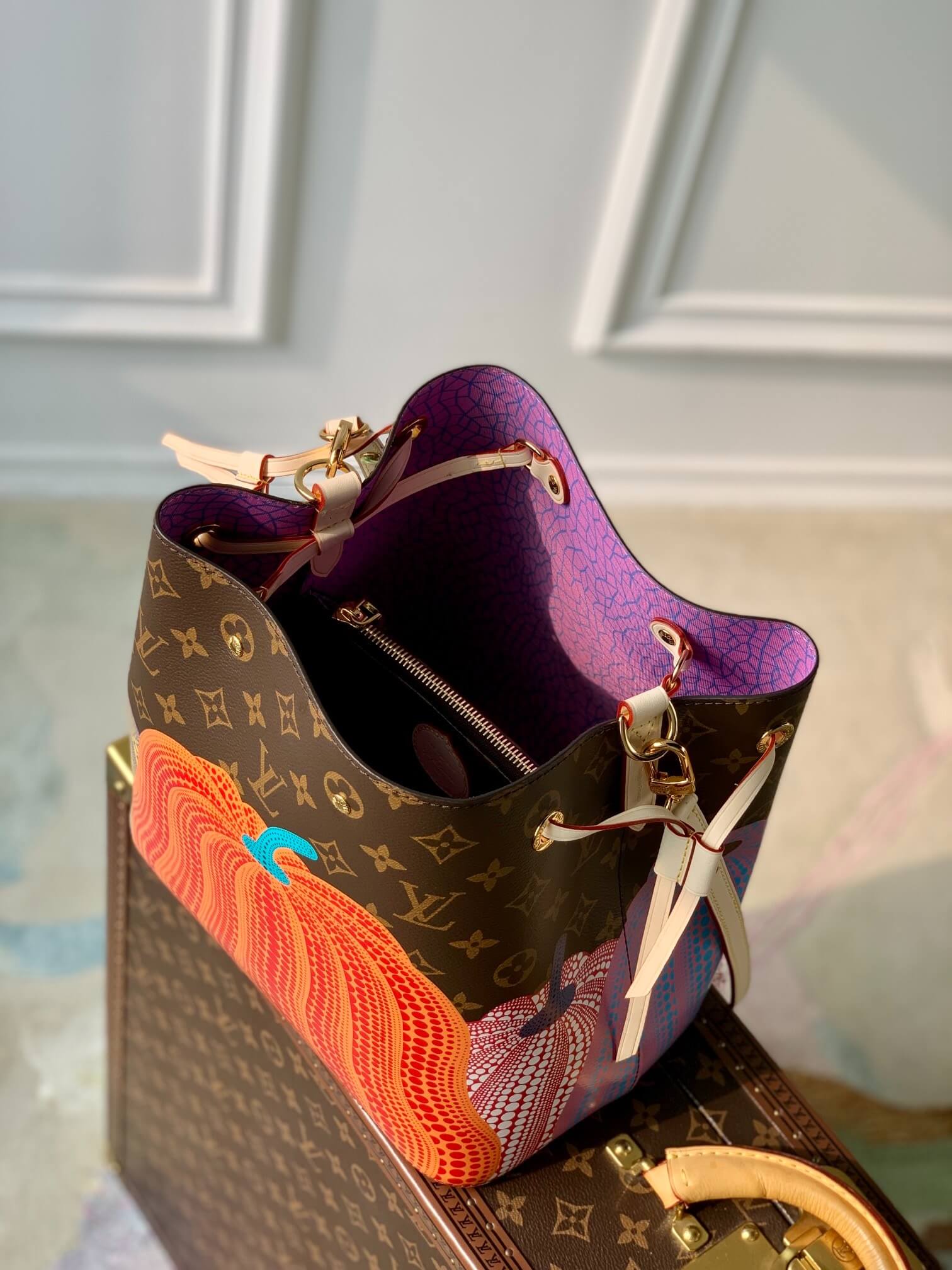 Louis Vuitton Monogram coated canvas LV x YK Néonoé MM Presbyopia Pumpkin Handbag M46473 Brown / Purple - Image 4