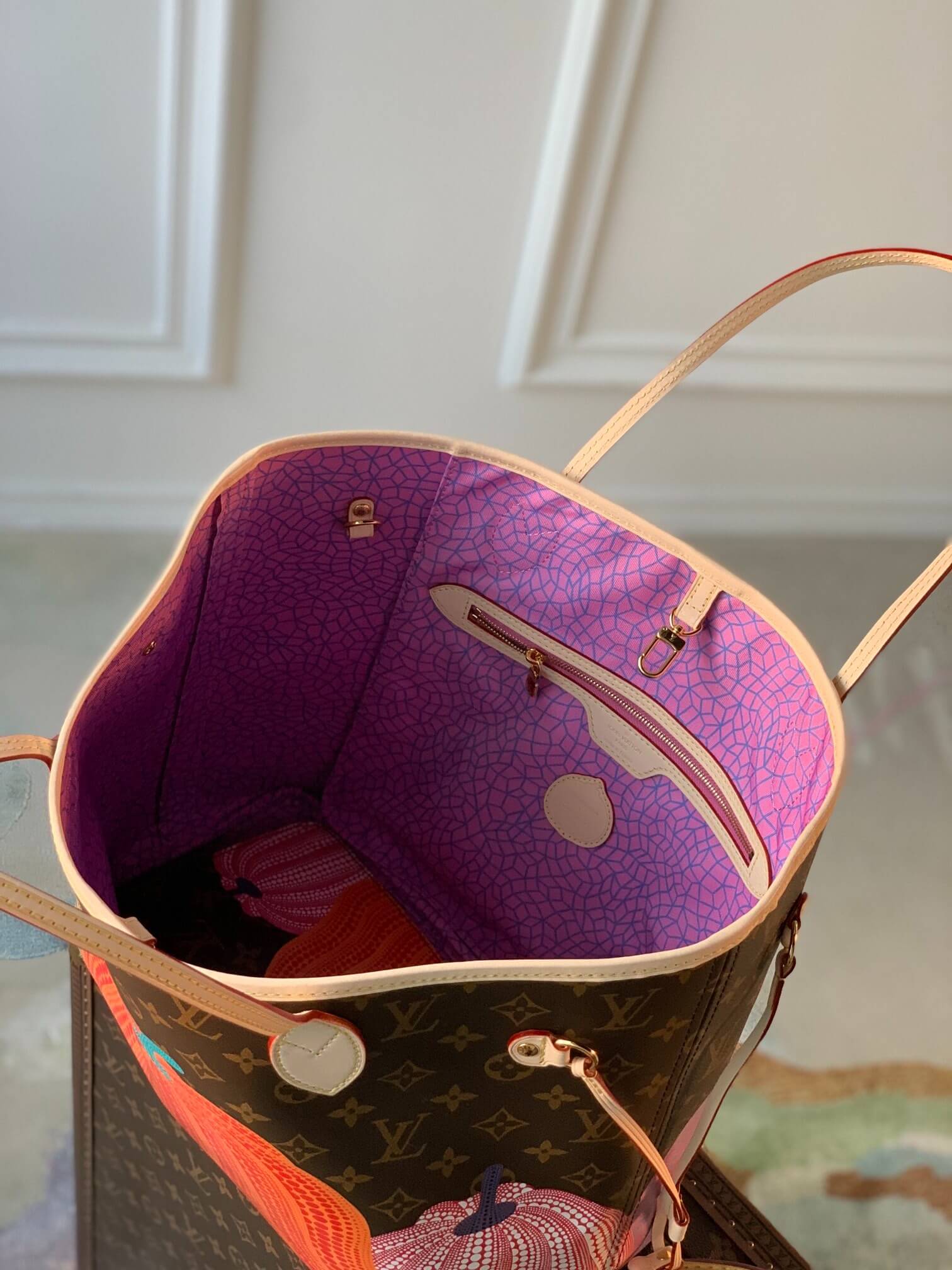 Louis Vuitton Monogram coated canvas LV x YK Neverfull MM Presbyopia Pumpkin Handbag M46468 Brown / Purple - Image 4