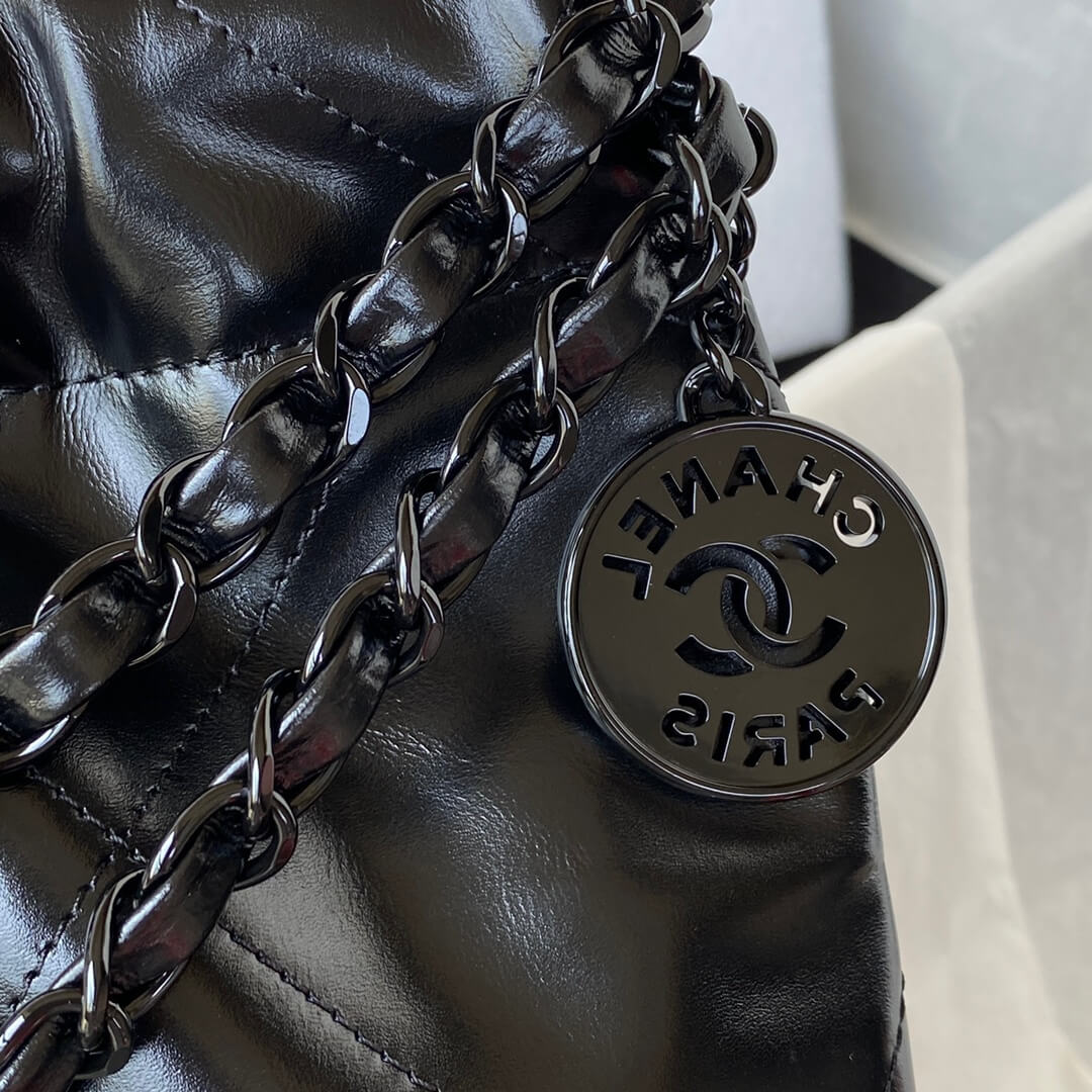 Chanel 22 Small Shiny calfskin leather Shoulder Handbag - Image 25