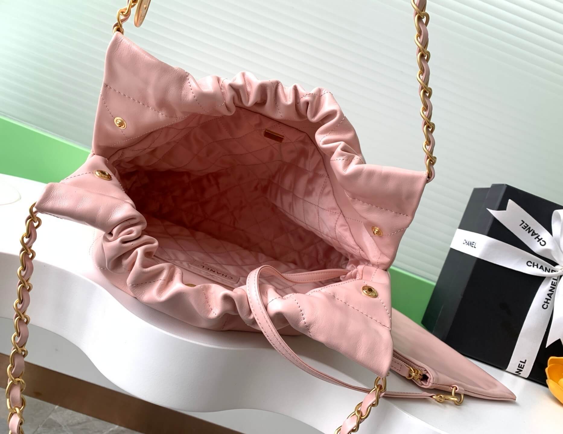 Chanel 22 Small Shiny calfskin leather Shoulder Handbag - Image 38