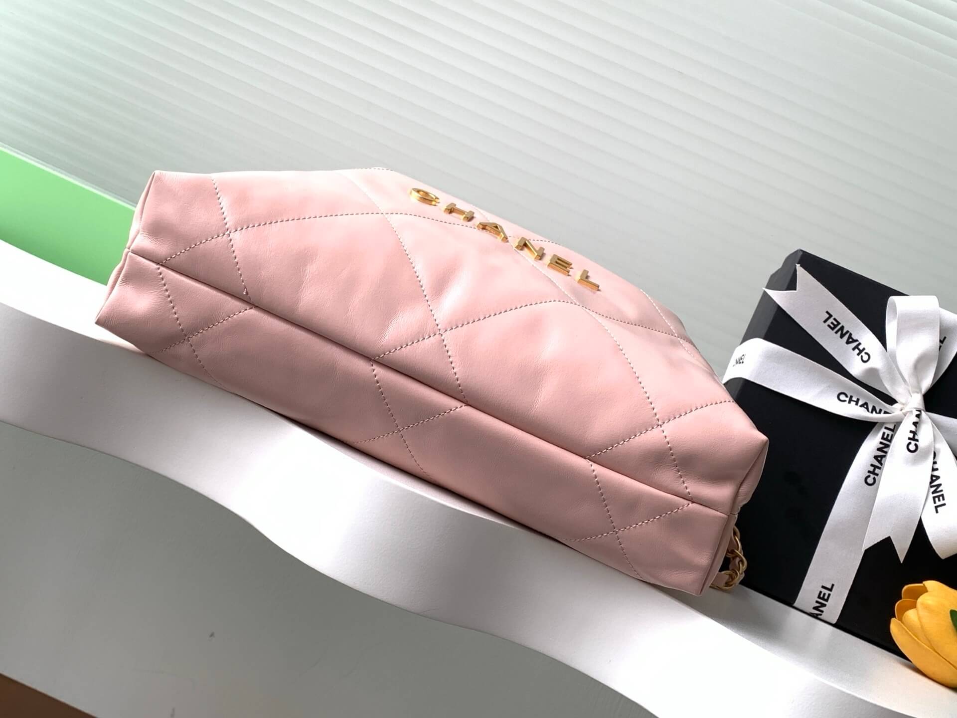 Chanel 22 Small Shiny calfskin leather Shoulder Handbag - Image 44